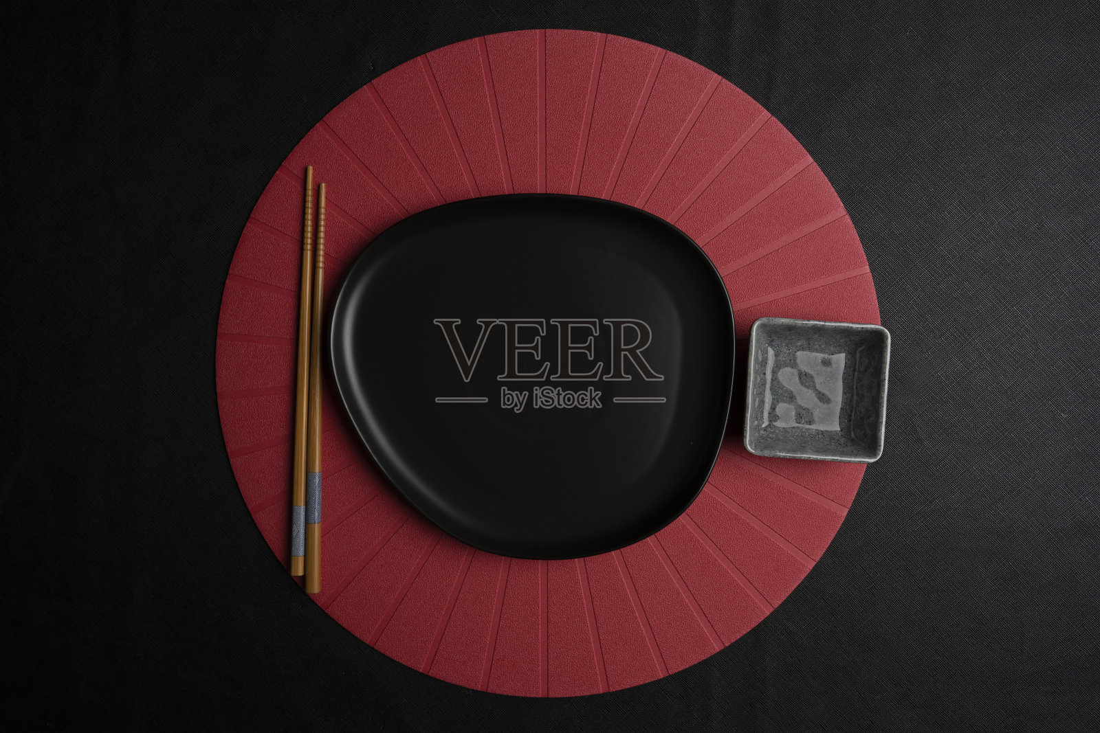 桌上空盘子照片摄影图片