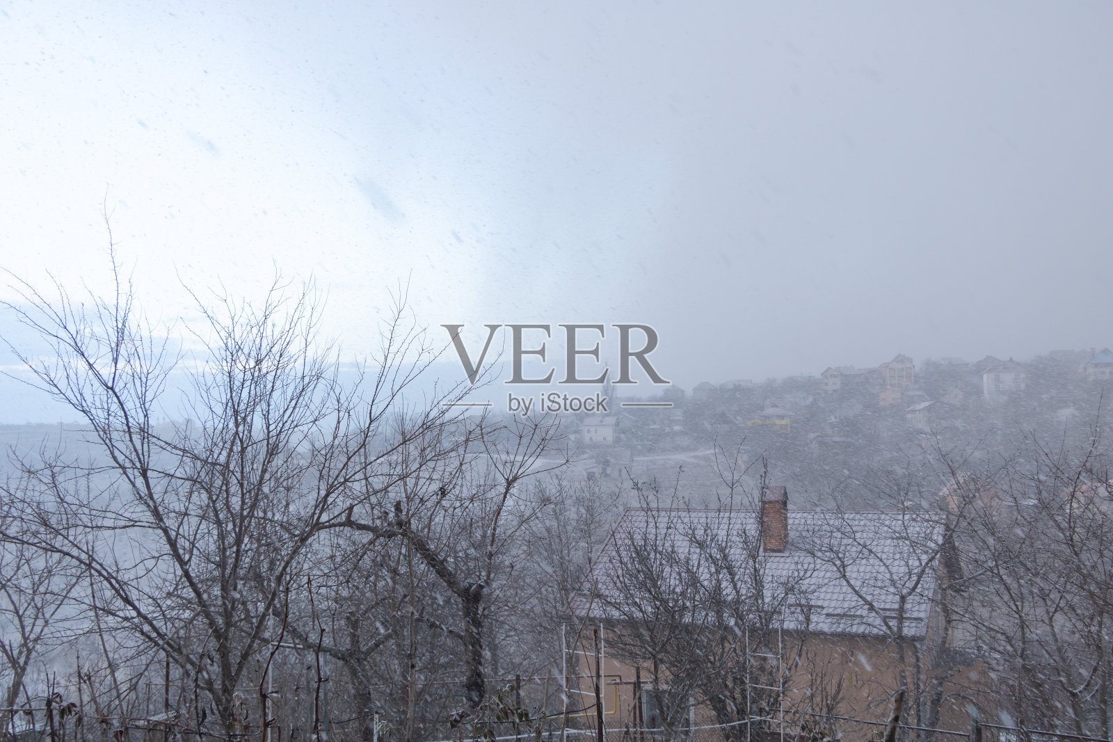 一种快速飘过的大雪云——气象现象照片摄影图片