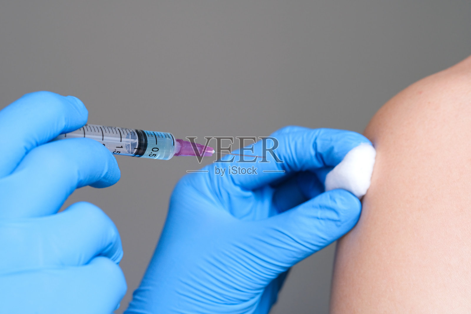 医生准备了含有疫苗的注射器，以预防冠状病毒病，健康和医学概念。照片摄影图片