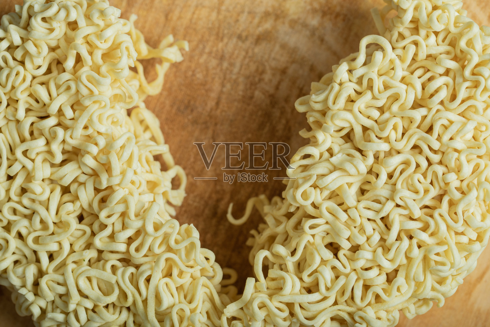 木桌上的新鲜面条照片摄影图片