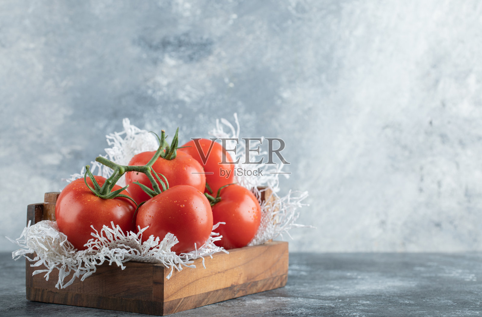 木篮子上放着一些多汁的西红柿照片摄影图片