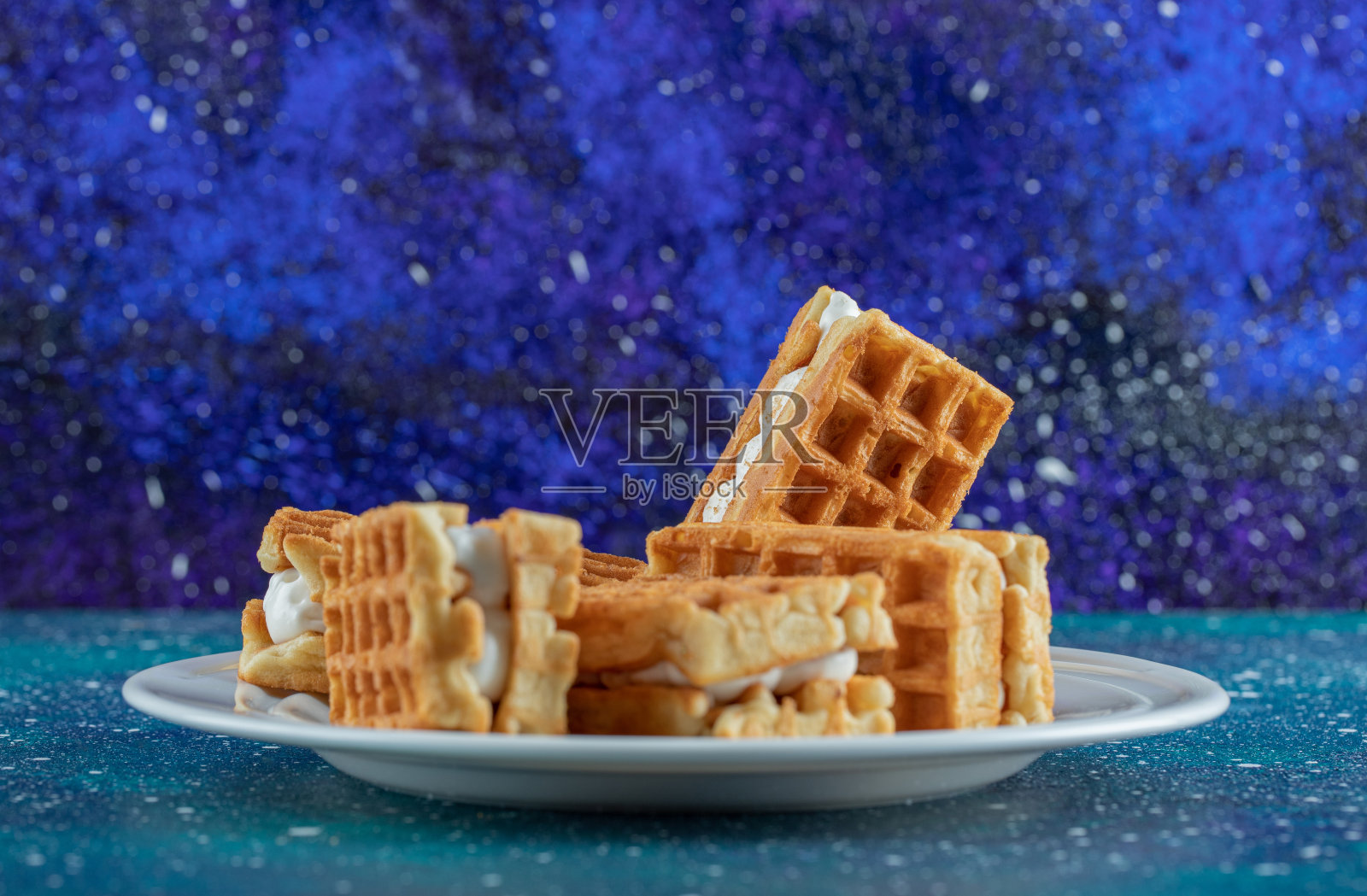 白色盘子上的甜华夫饼照片摄影图片