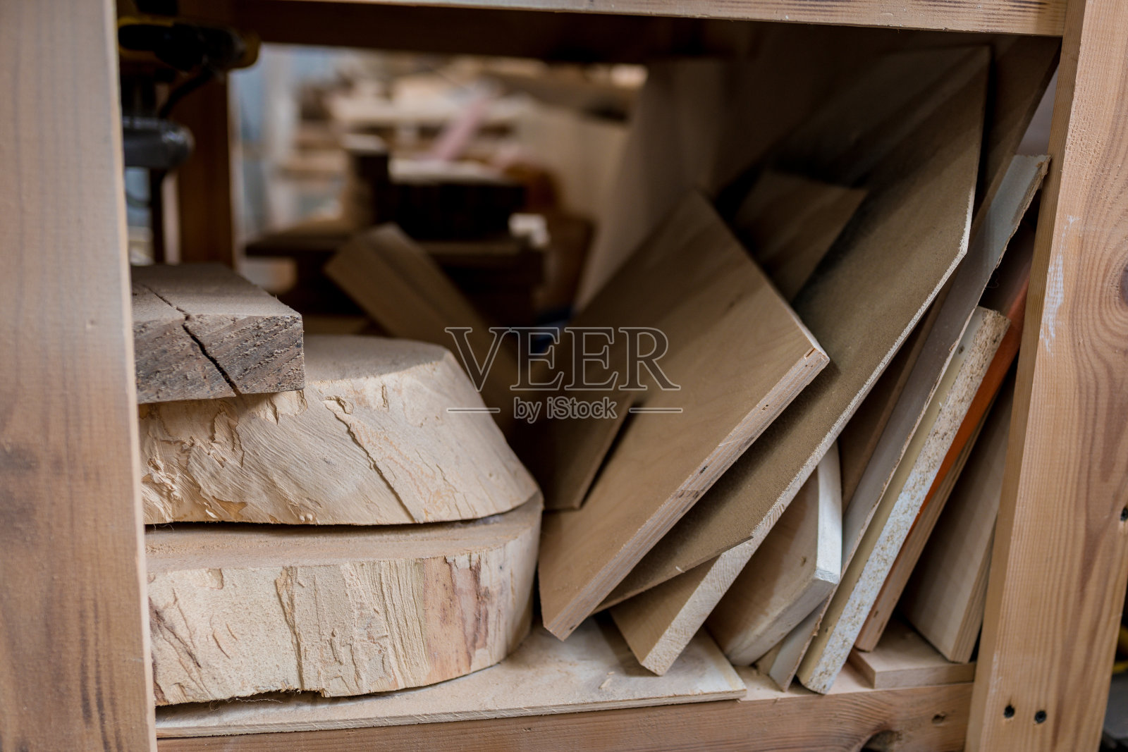 用于木工工作的木块的特写。车间用于细木工的毛坯。DIY,爱好照片摄影图片