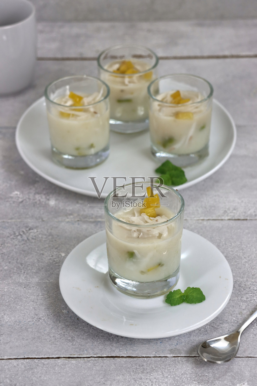 年轻的椰子布丁照片摄影图片