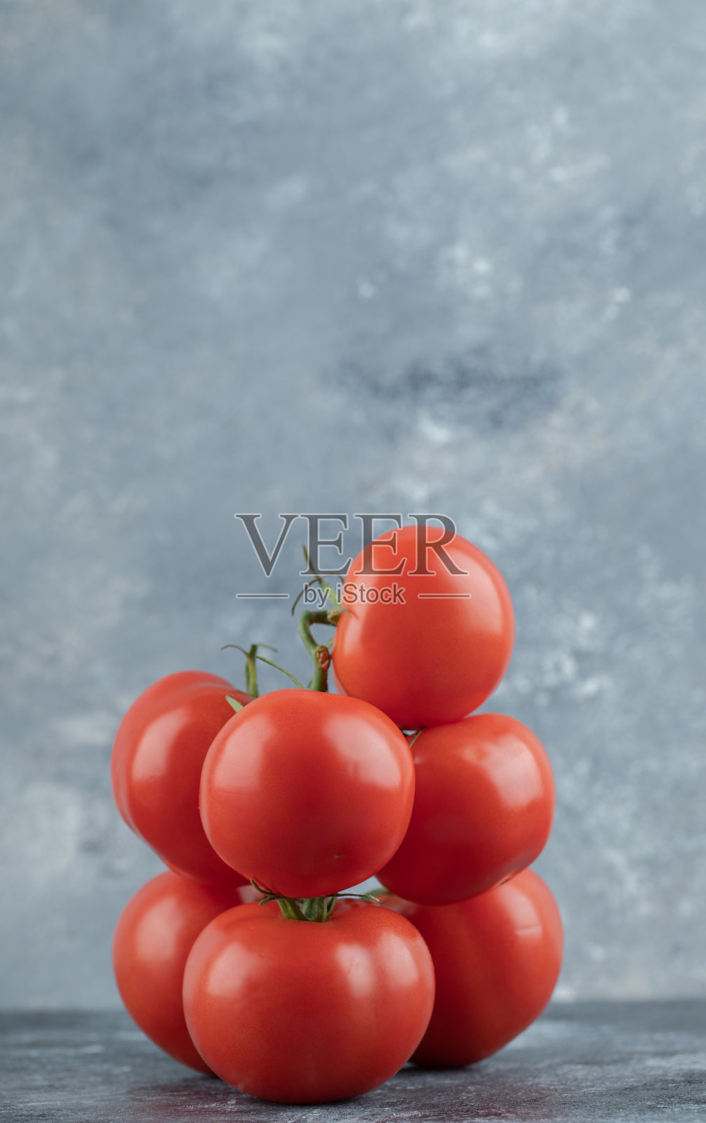 灰色背景上有一些多汁的西红柿照片摄影图片