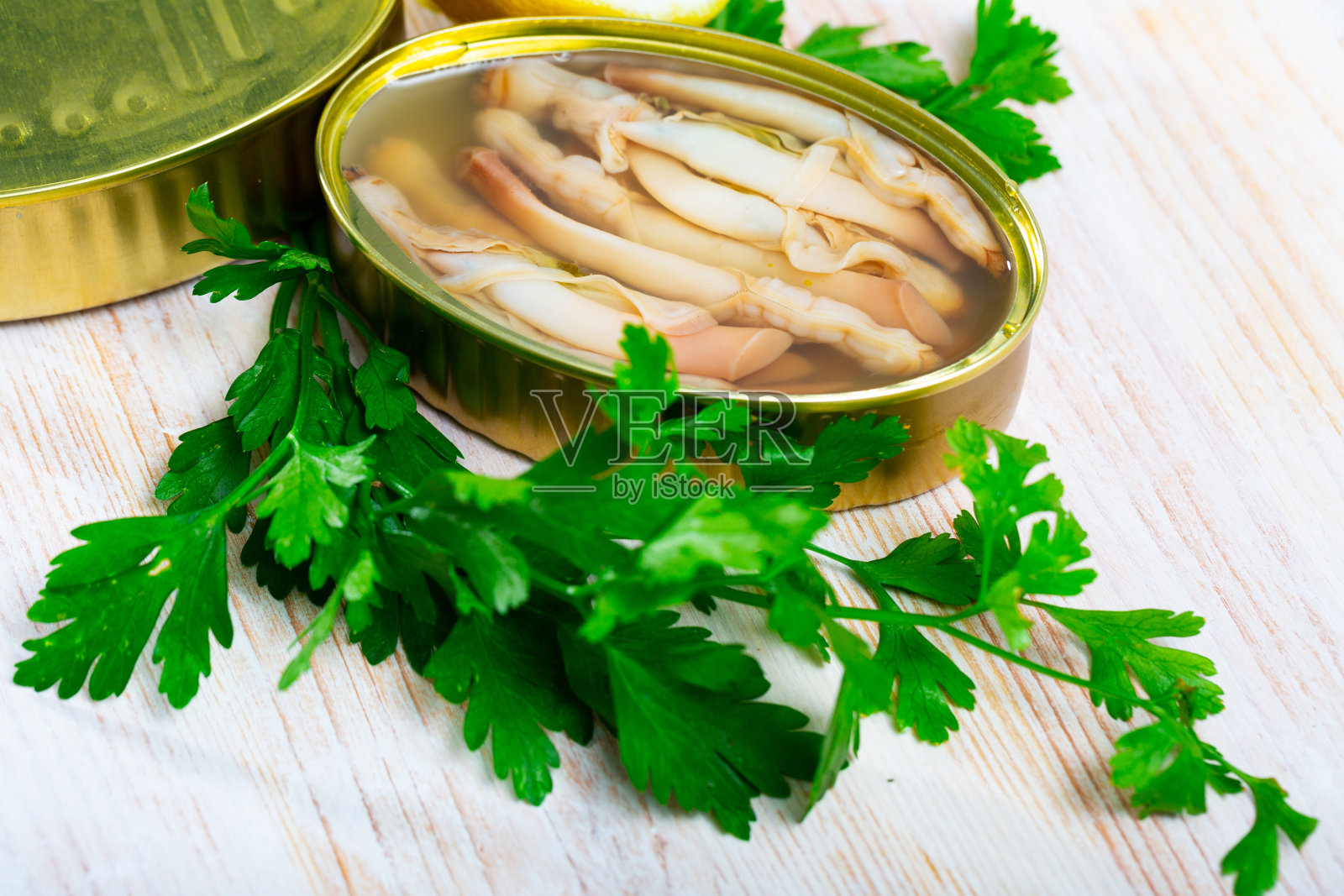 加欧芹和柠檬的天然软体动物罐头照片摄影图片