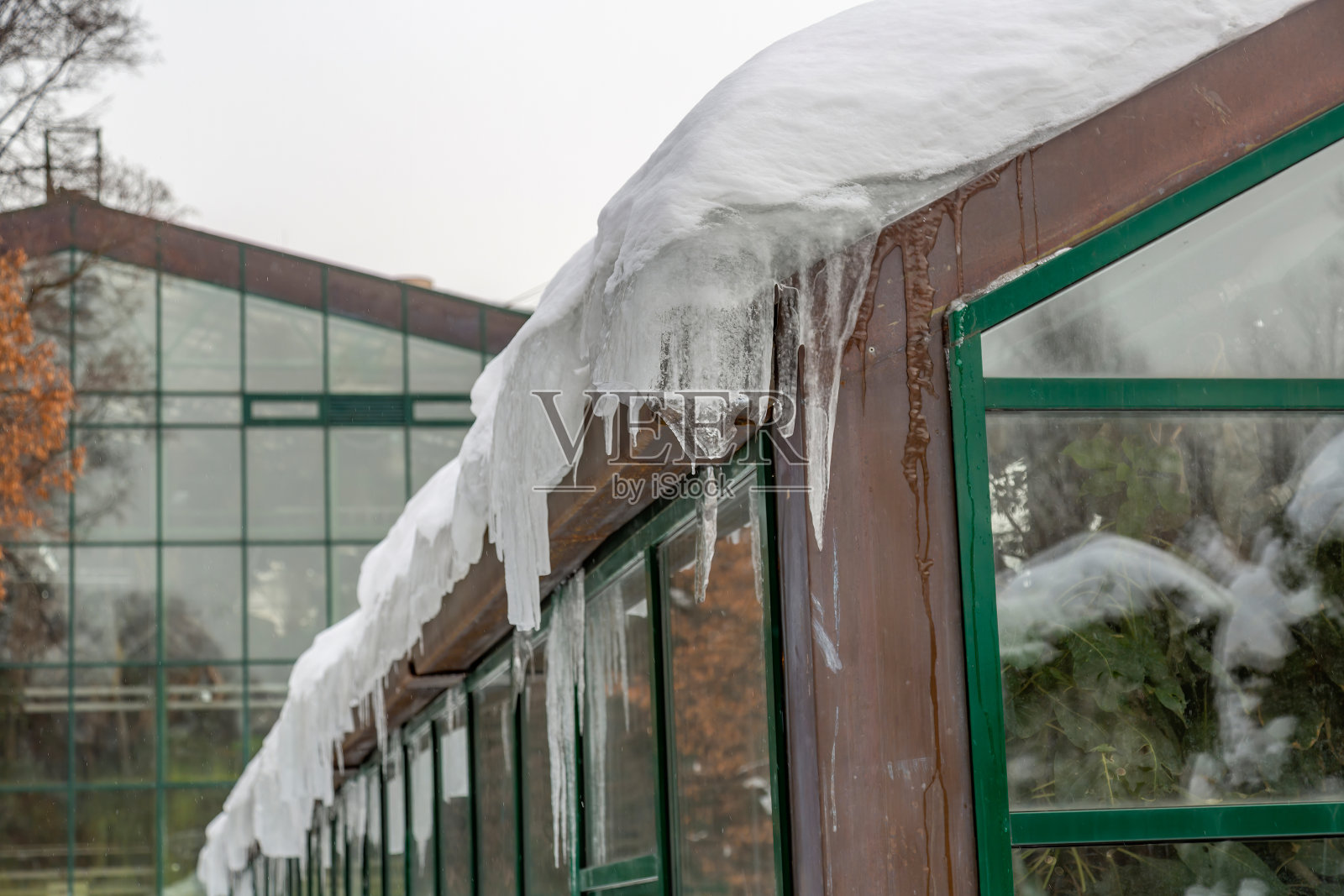 玻璃建筑物檐口上的冰柱照片摄影图片
