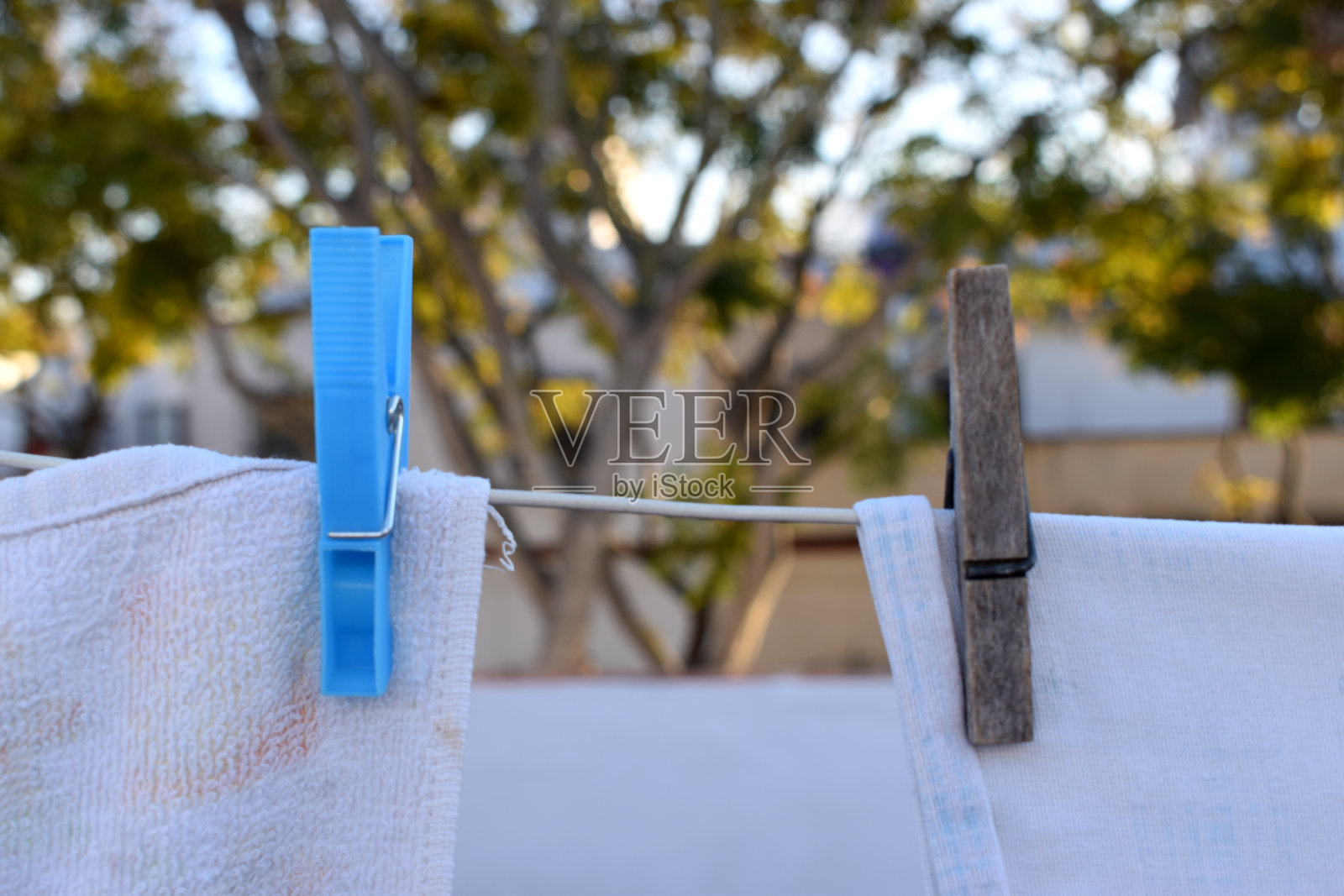 夹着法兰绒床单的衣夹照片摄影图片