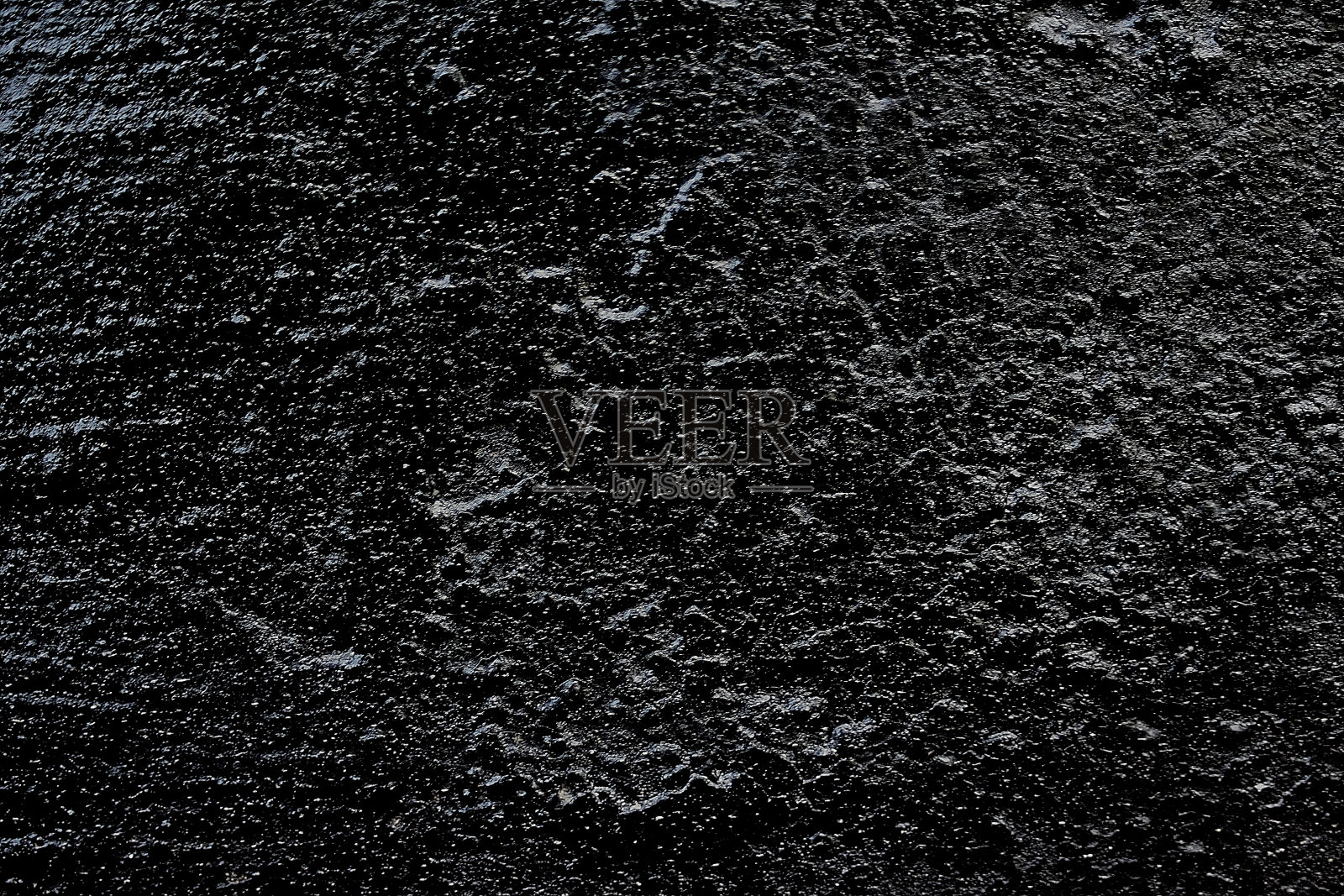 黑色光泽树脂的详细纹理，粗糙的表面和可见的线条。空白的设计师。深色纹理树脂背景。有选择性的重点照片摄影图片