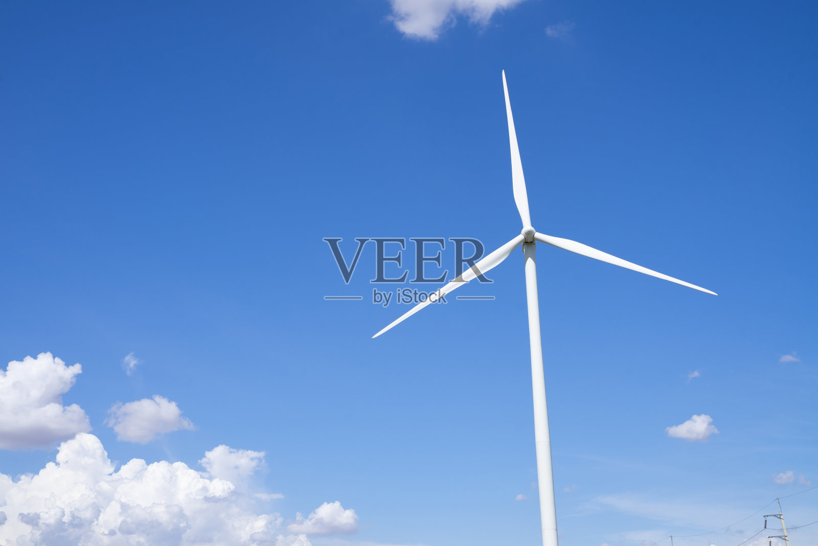 用于发电的风力涡轮机在晴天为地球提供清洁能源照片摄影图片