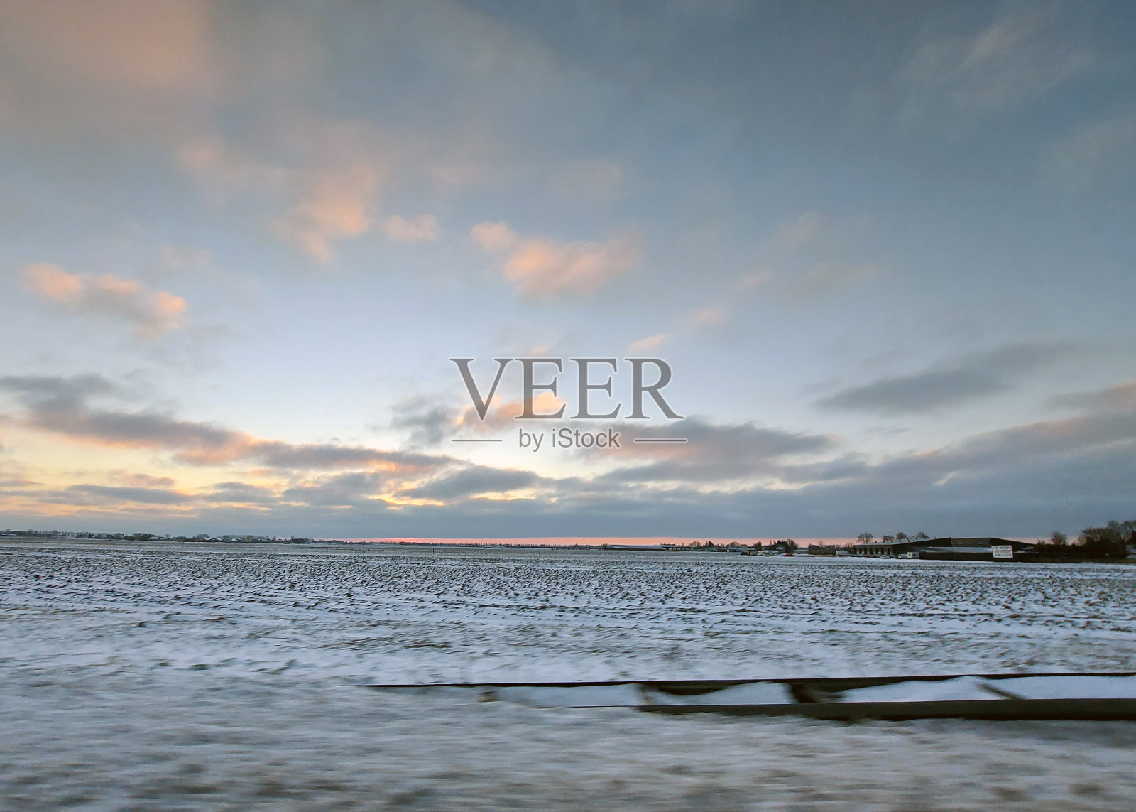 纽沃克的草地上下雪到登伊泽尔照片摄影图片