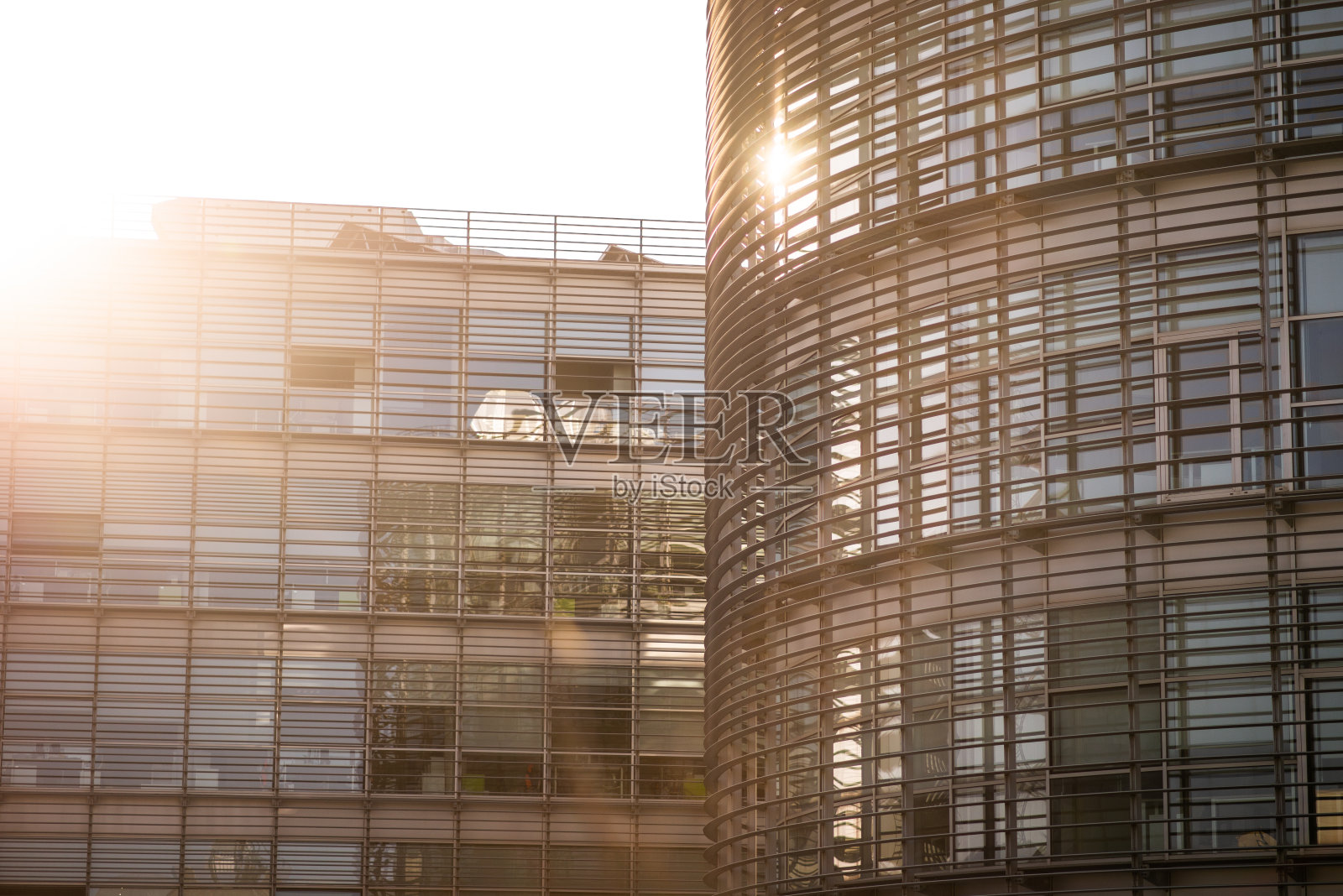 日落时分的办公大楼照片摄影图片