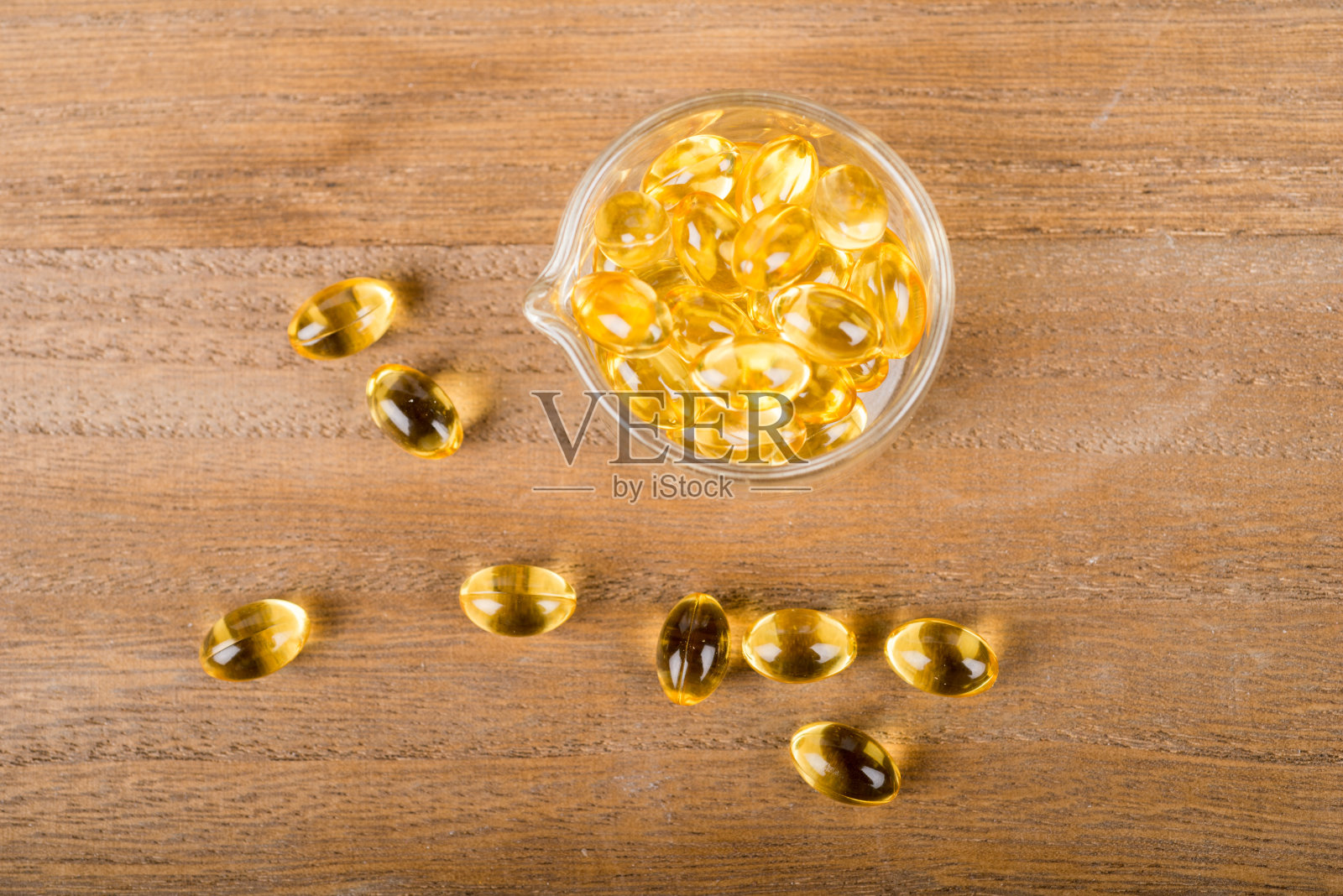 食物补充胶囊与油-欧米茄3，维生素A或E照片摄影图片