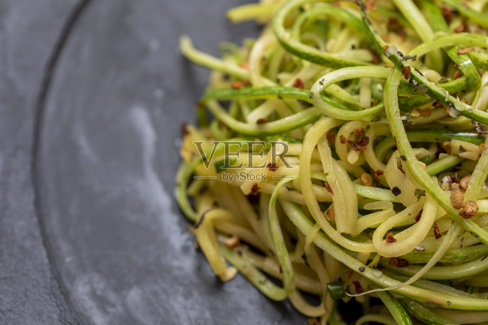 西葫芦意大利面配意大利干辣椒。照片摄影图片