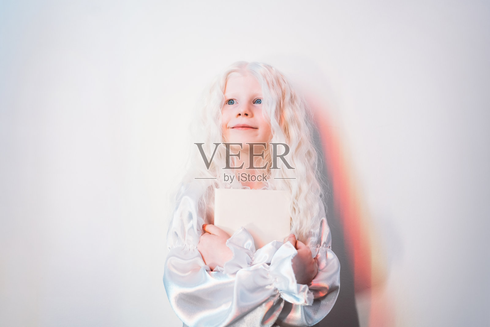 孩童梦想童年快乐的金发女孩照片摄影图片