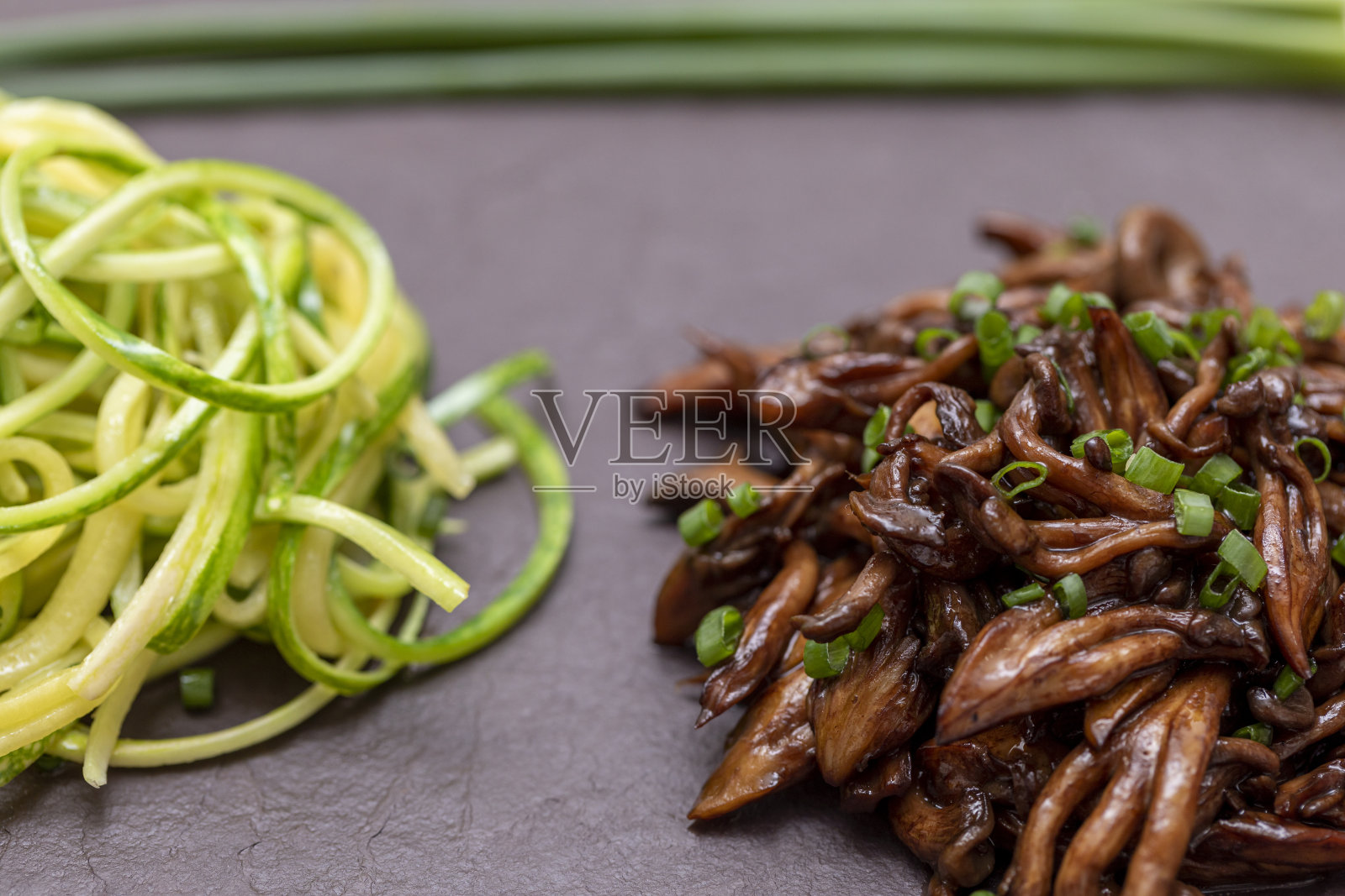 黑石盘西葫芦意面配石路。照片摄影图片