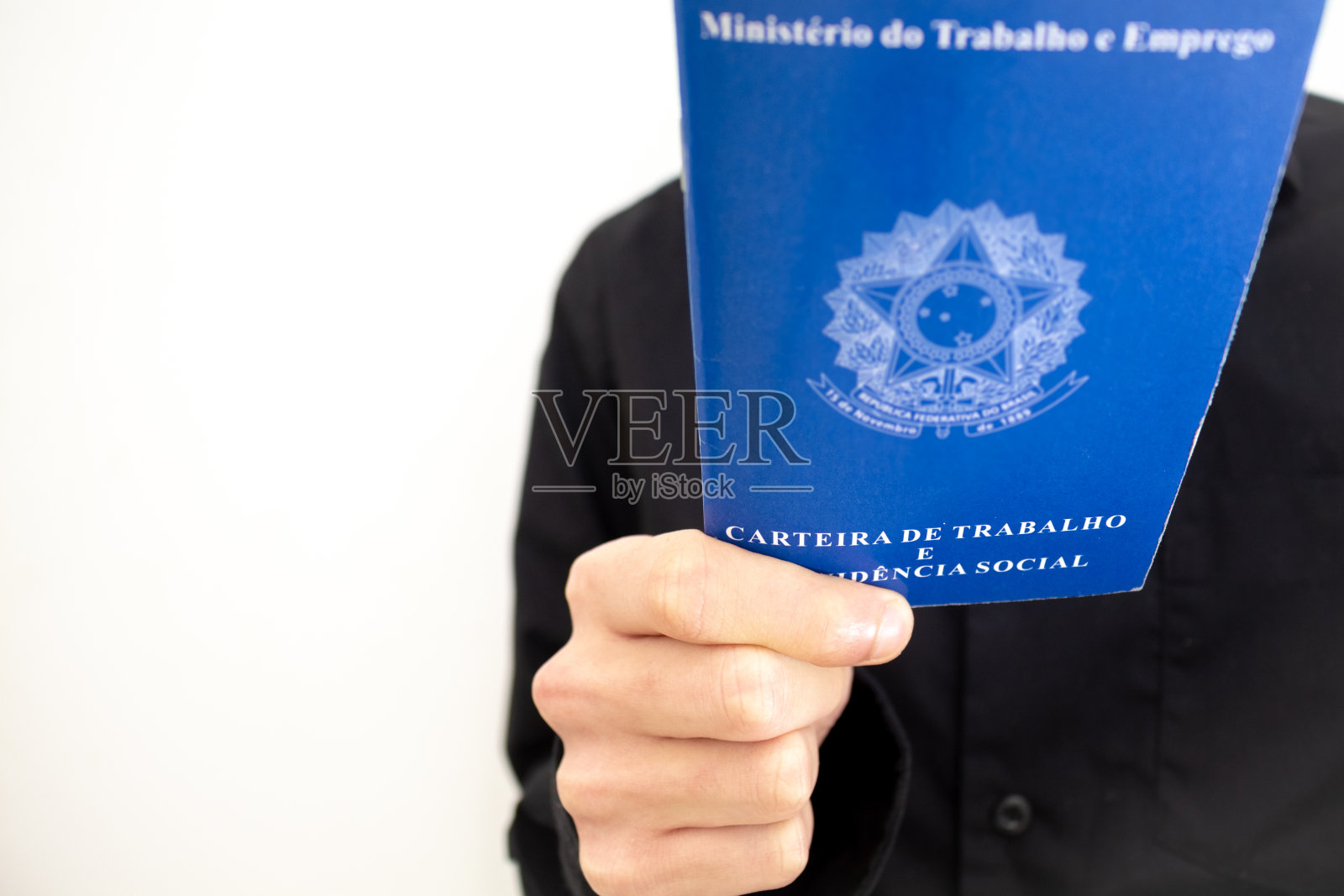 持有巴西工作证的人。正在找工作。翻译:“巴西联邦共和国，劳动部照片摄影图片