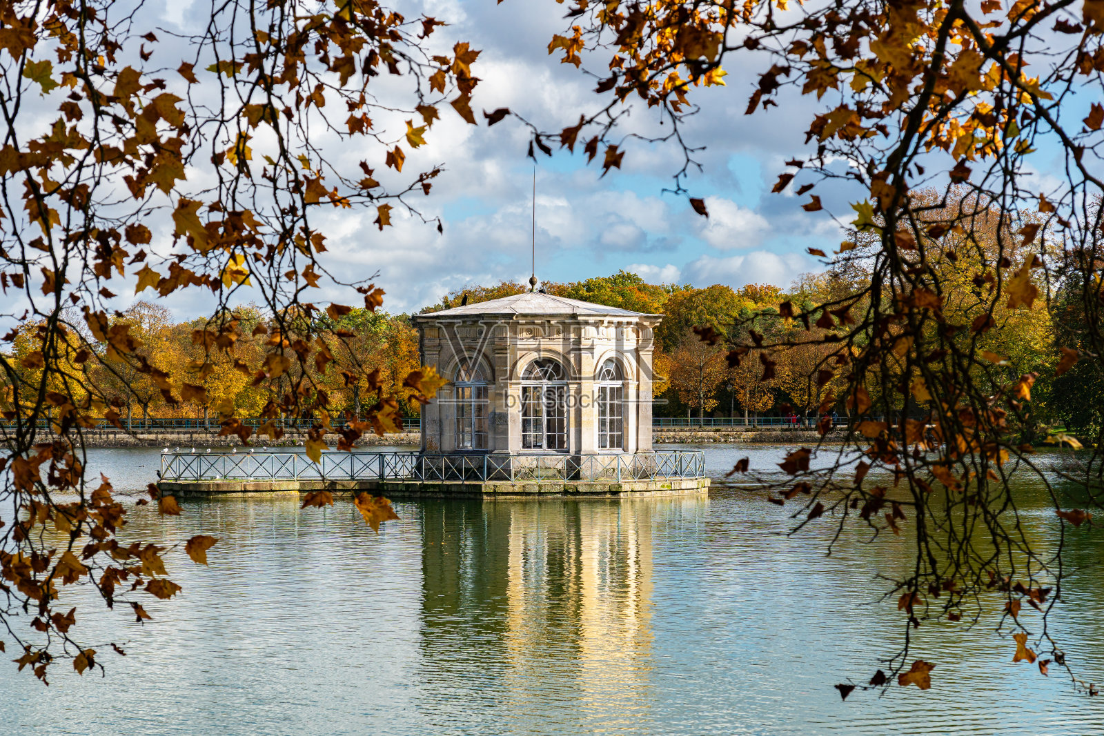 亭中央的鲤鱼池和枫丹白露城堡在秋季照片摄影图片