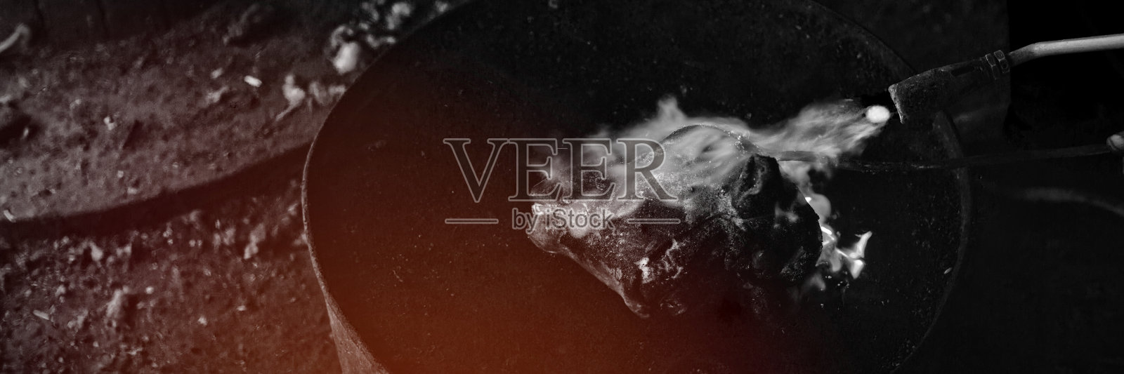 工人正在焊接生锈的金属框架照片摄影图片