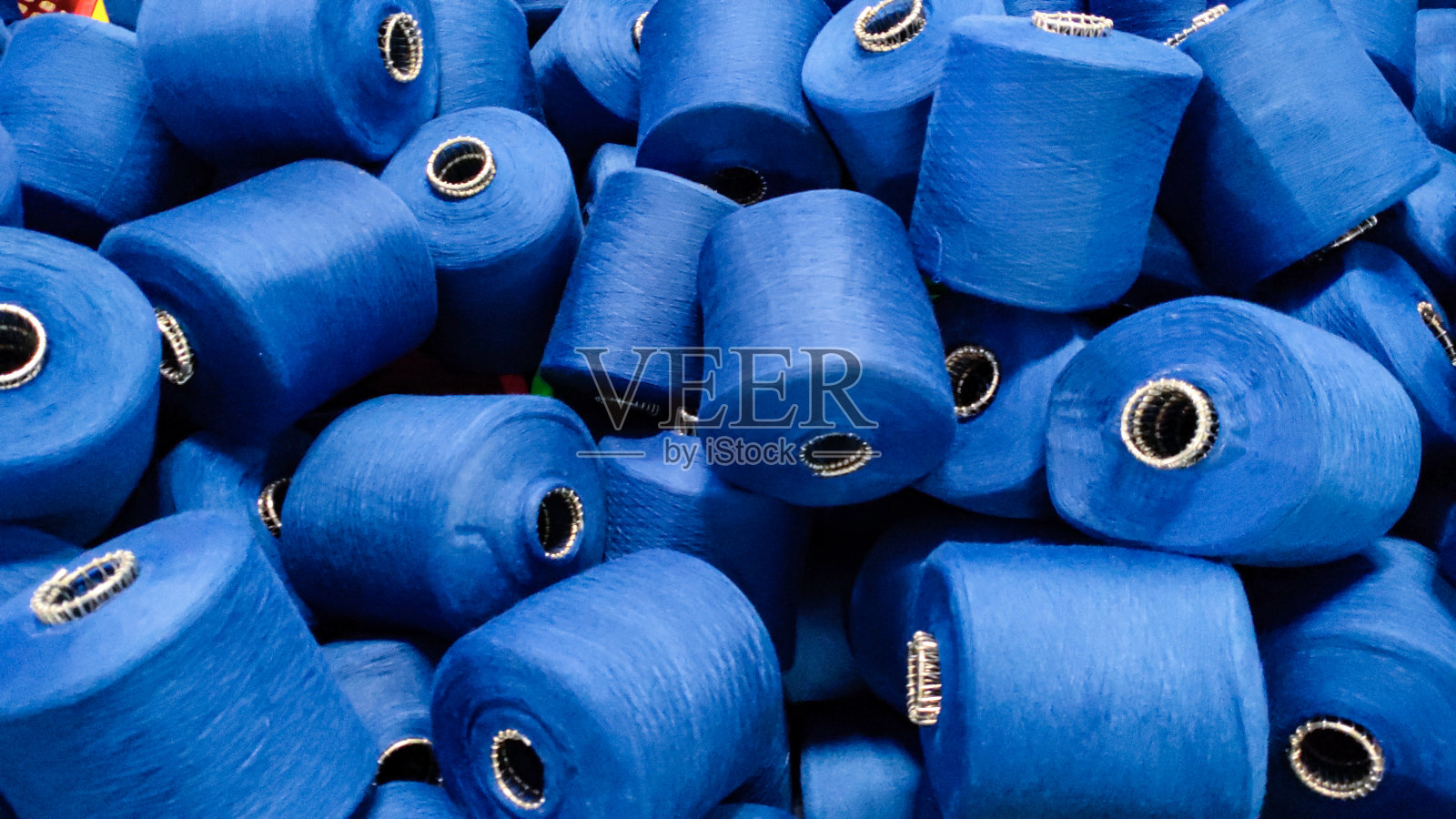 这是纺织厂里的一束蓝线照片摄影图片