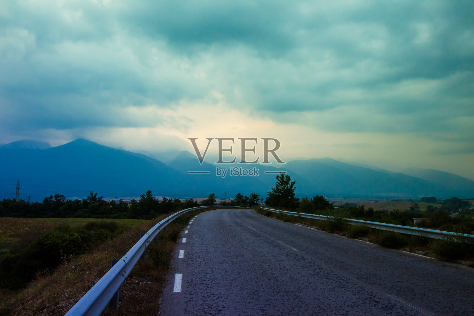 皮林山脉，出道荒芜和雷云背景。照片摄影图片