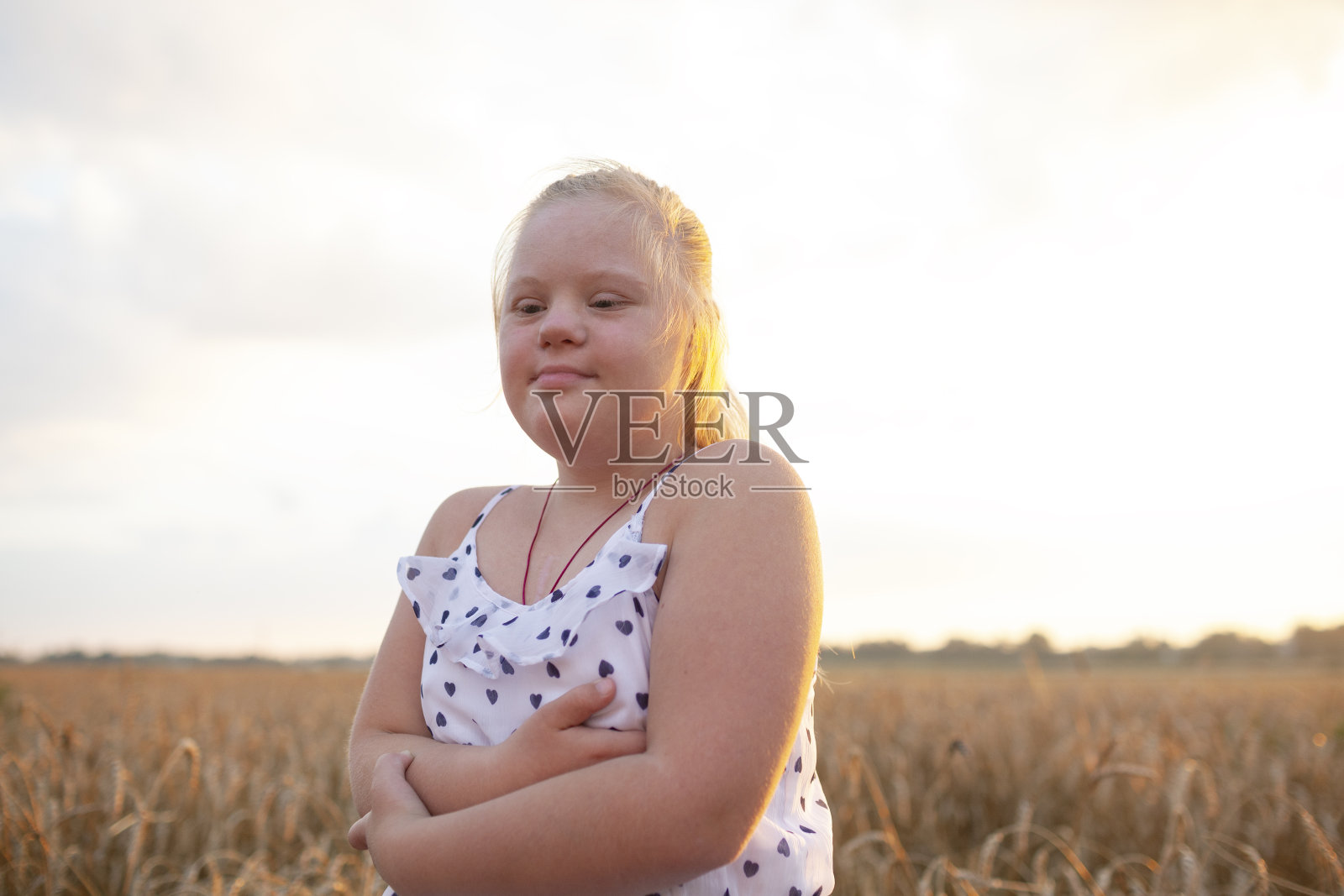 患有唐氏综合征的女孩拥抱兔子照片摄影图片