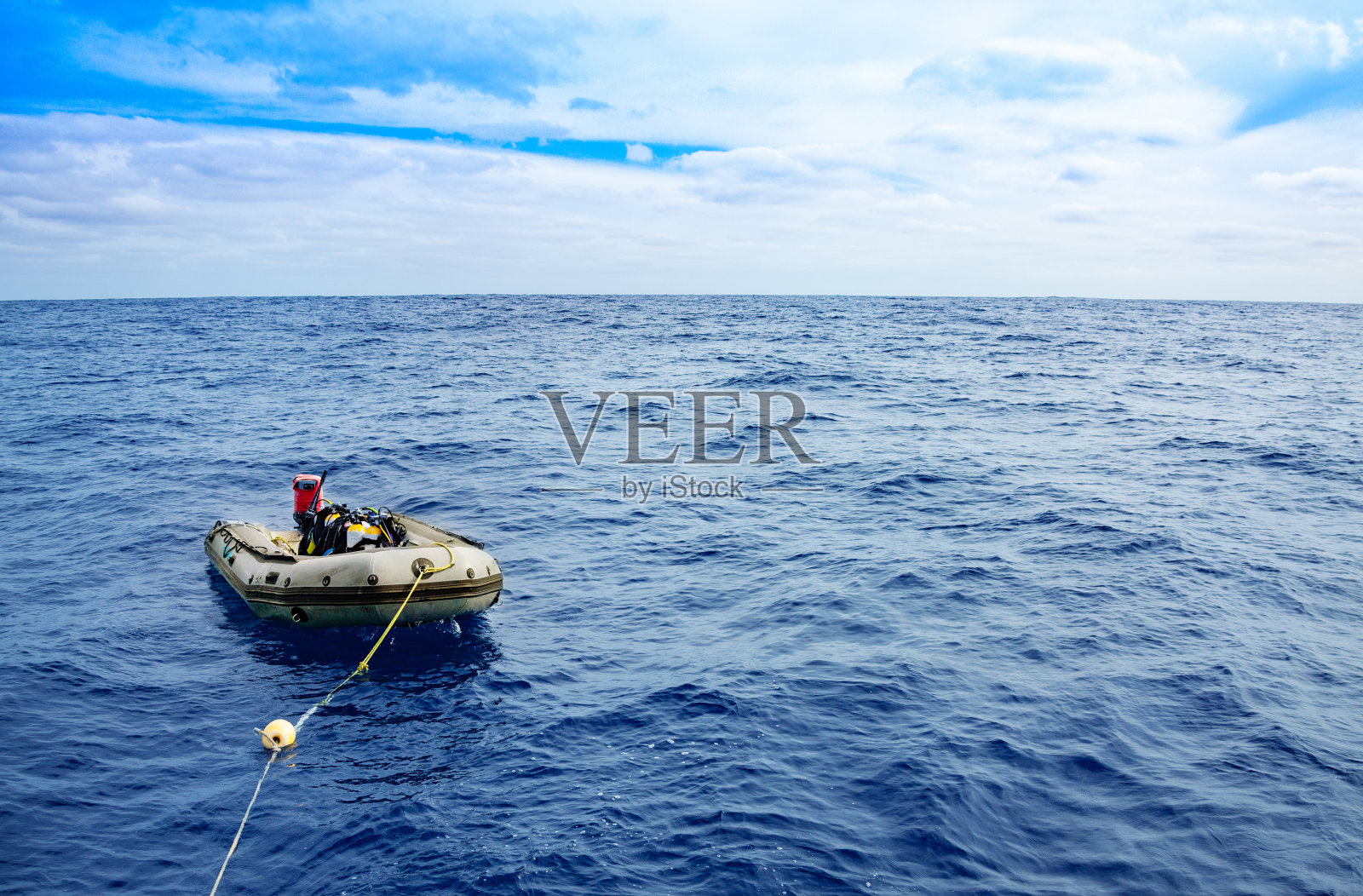 在海洋中准备潜水的充气潜水船照片摄影图片