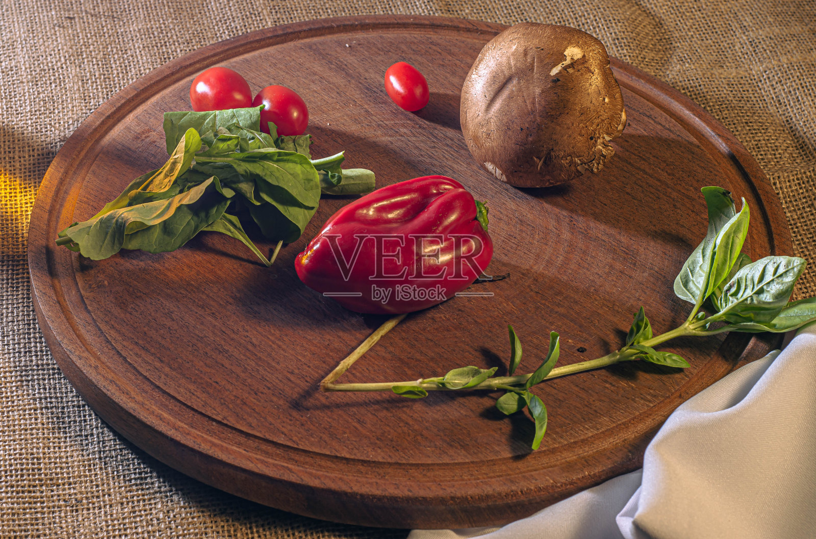 美食摄影木盘和棕色背景上的蔬菜照片摄影图片