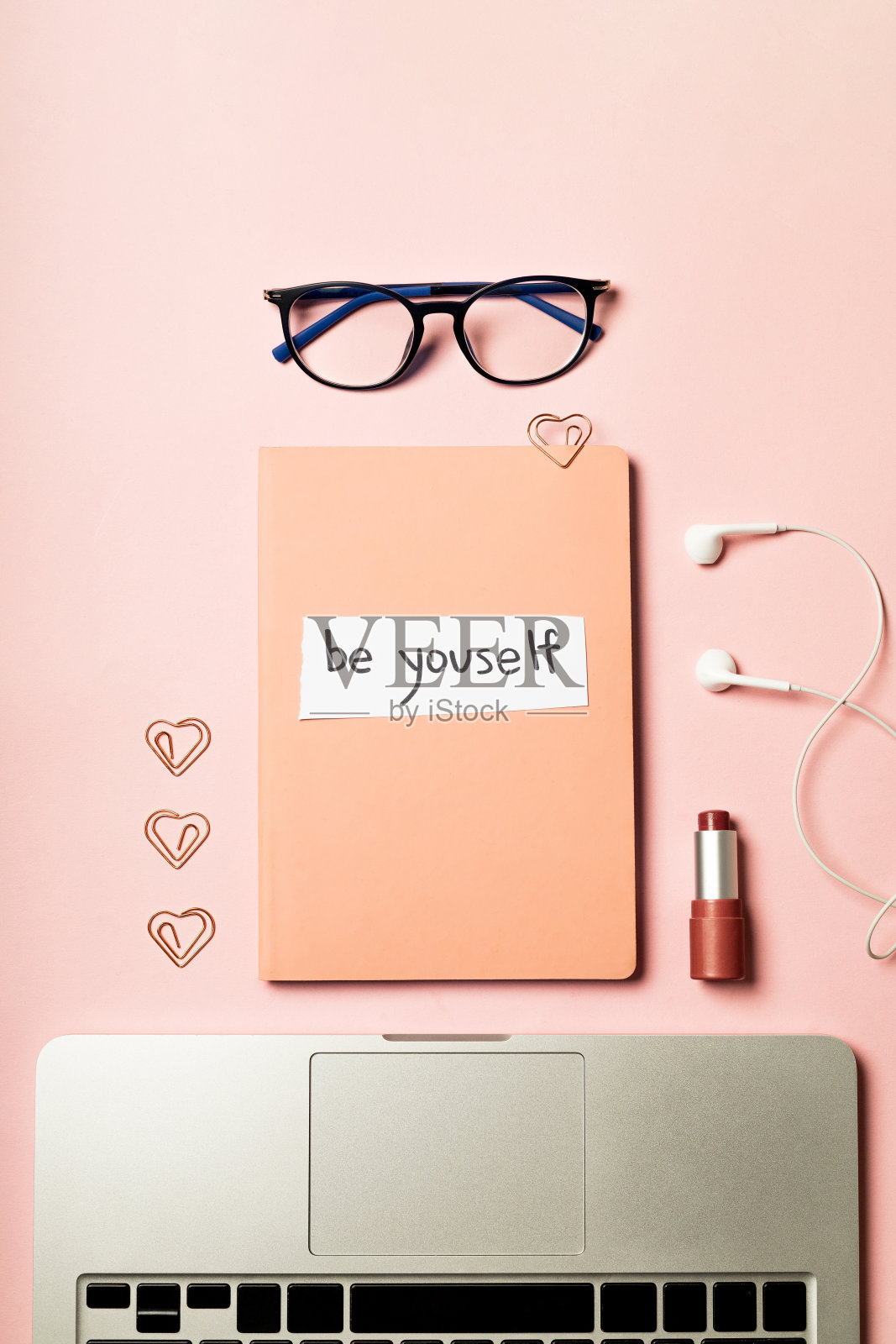 女性职场上的标语是“做你自己”照片摄影图片