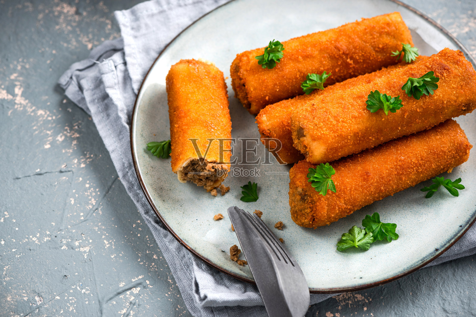自制肉丸或蘑菇和新鲜欧芹。家庭烹饪照片摄影图片
