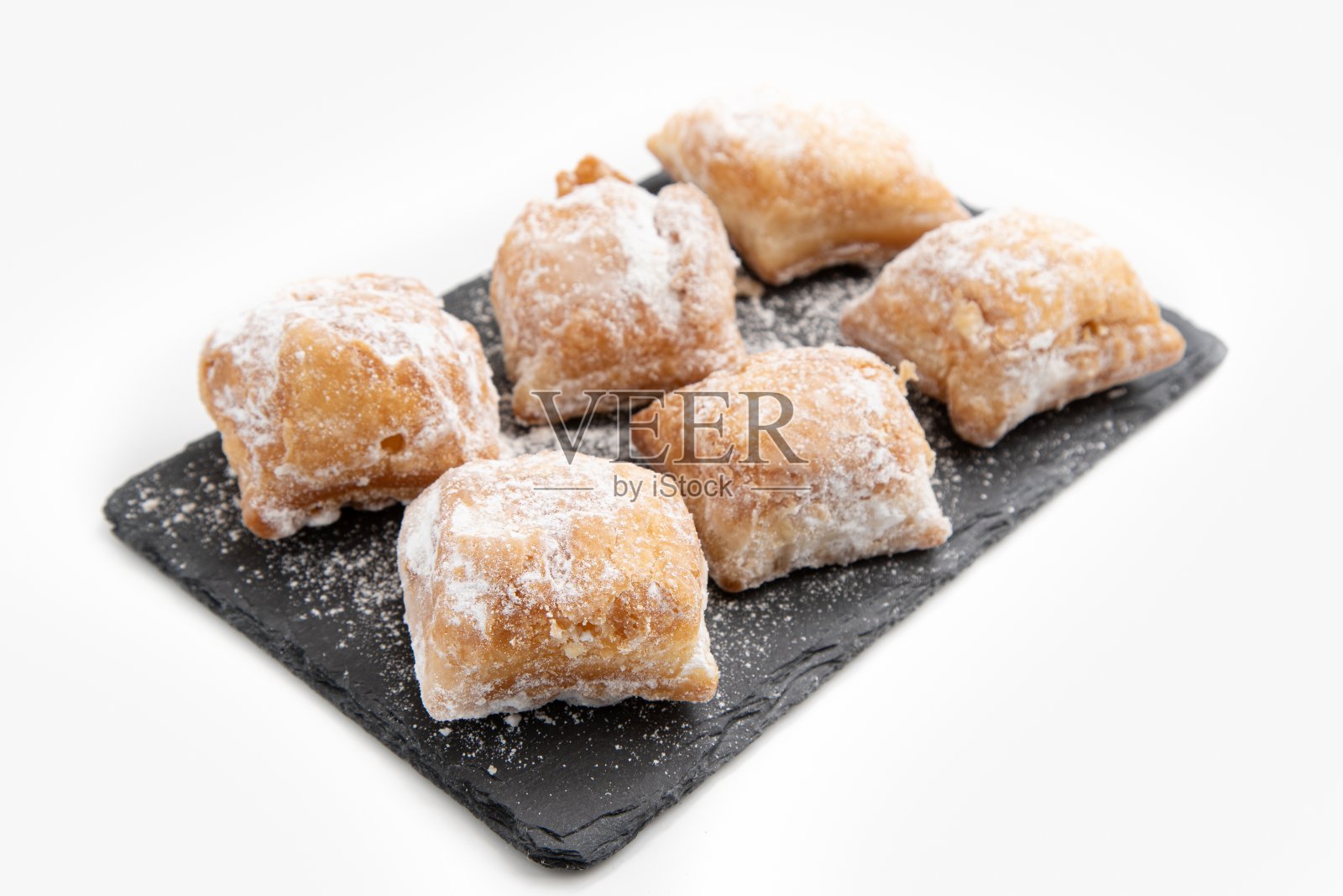 白色背景上有糖霜的蛋糕照片摄影图片