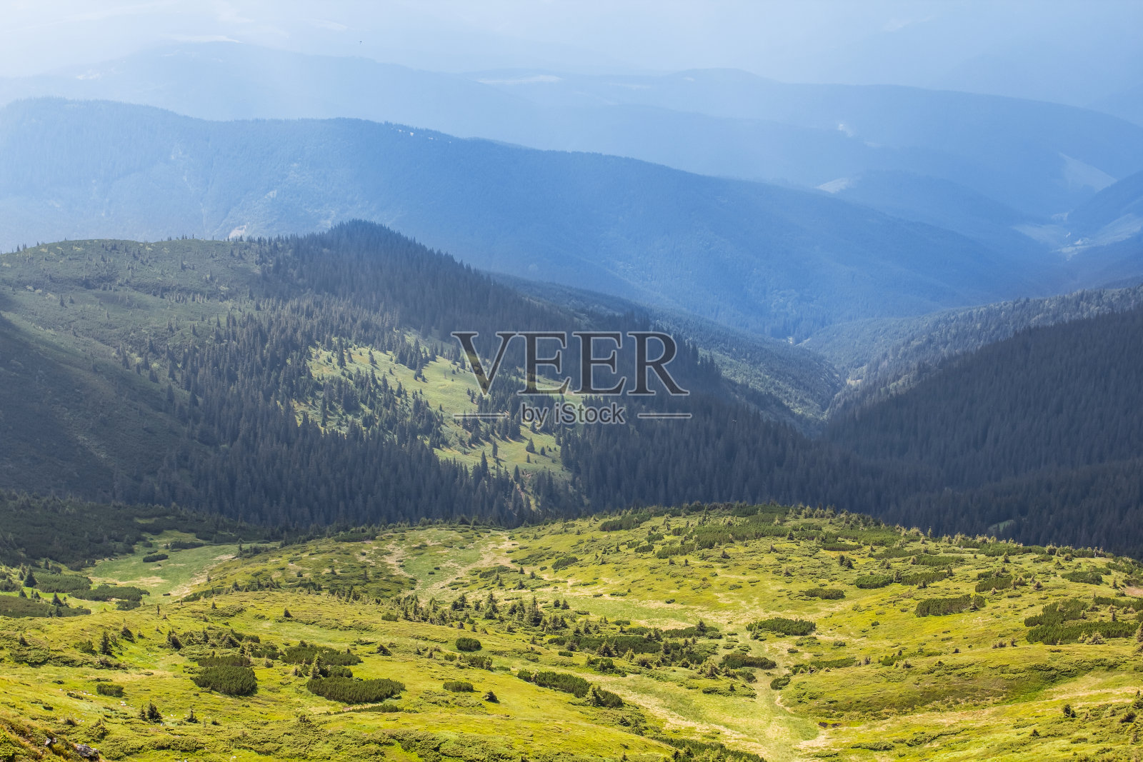 蓝雾山景照片摄影图片
