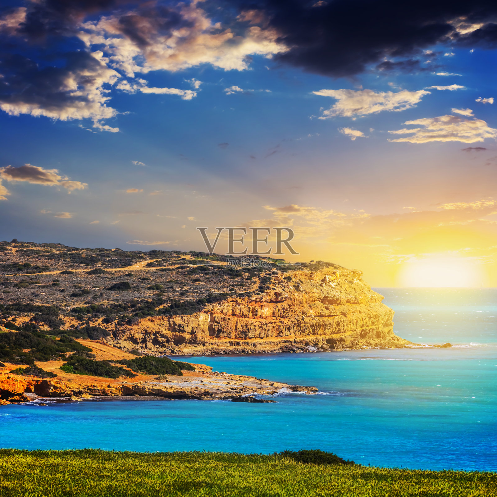 翡翠海湾在戏剧性的日落照片摄影图片