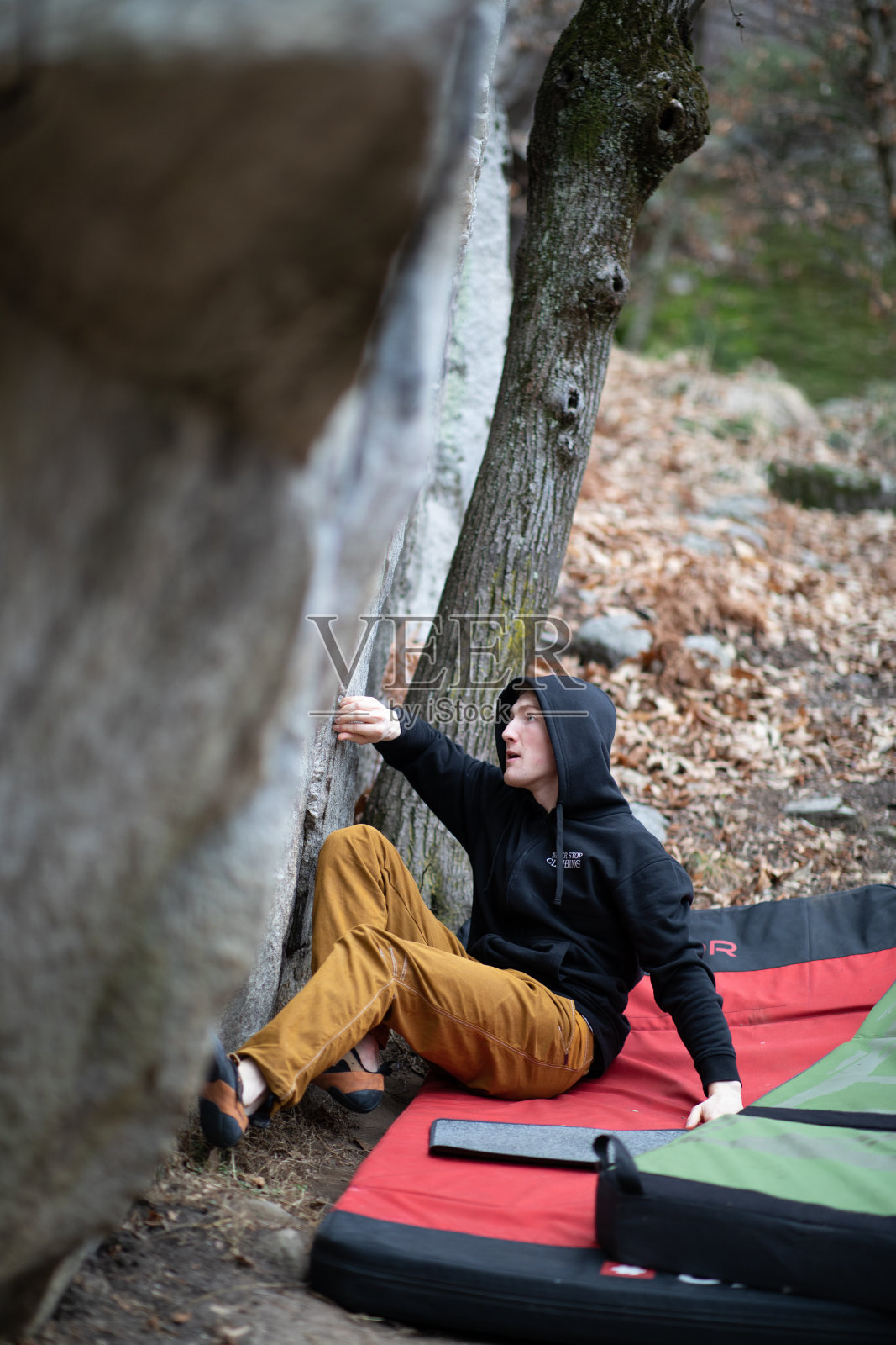 攀岩者在户外的巨石上攀岩的人照片摄影图片