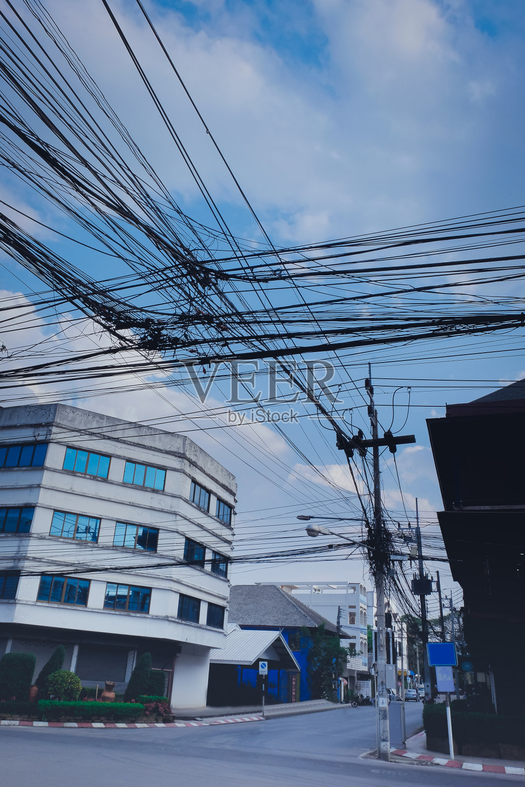 云和蓝天和疯狂的电线在城市。照片摄影图片