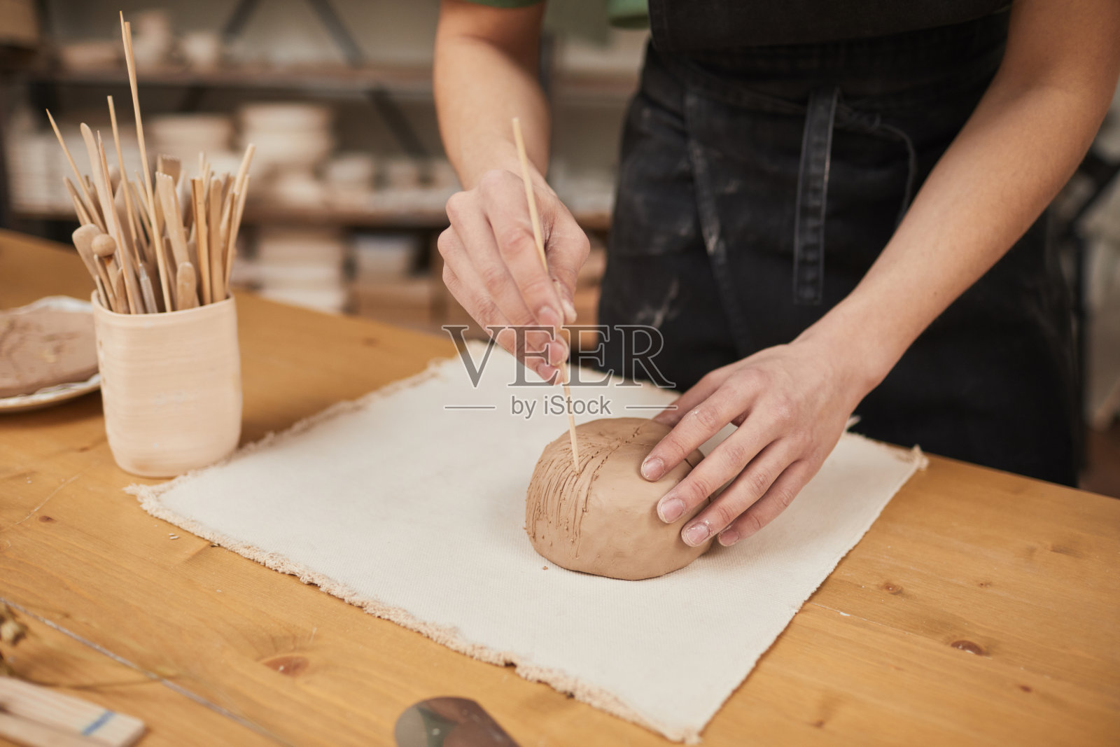 年轻人享受陶器近距离照片摄影图片