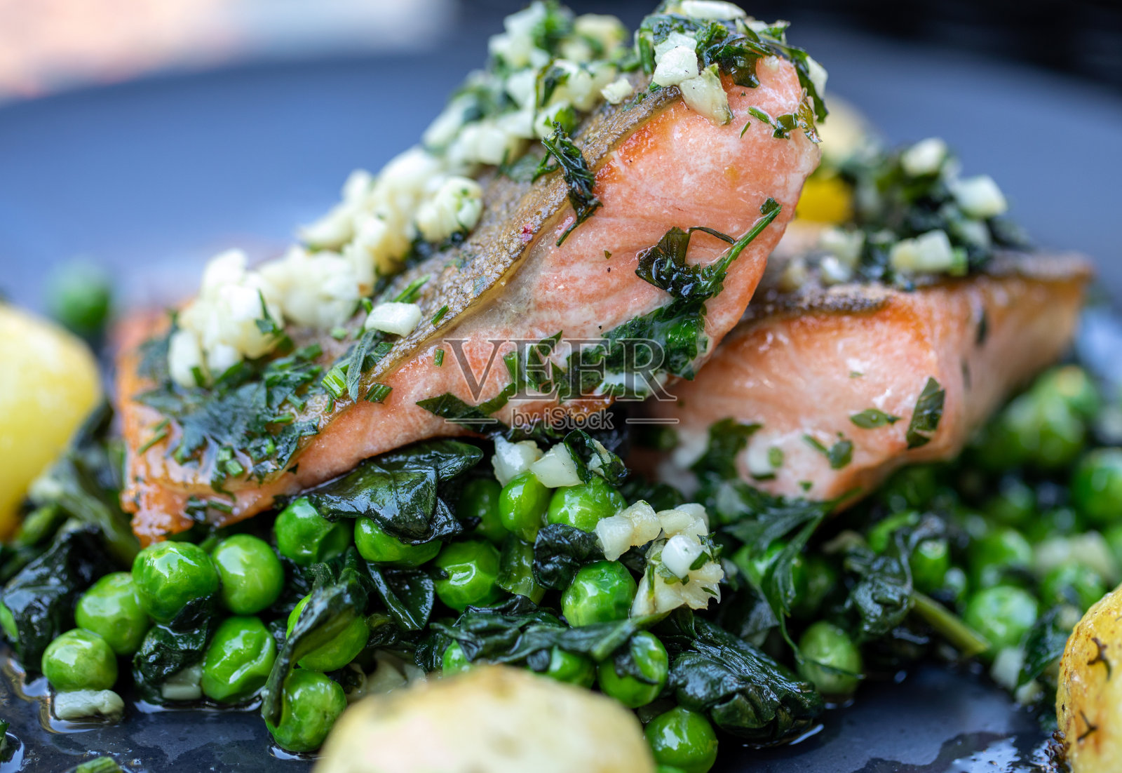 三文鱼片配青豆和菠菜照片摄影图片