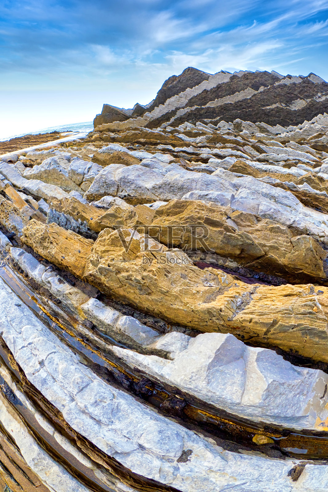 陡峭倾斜的弗莱施层，巴斯克海岸联合国教科文组织世界地质公园，西班牙照片摄影图片