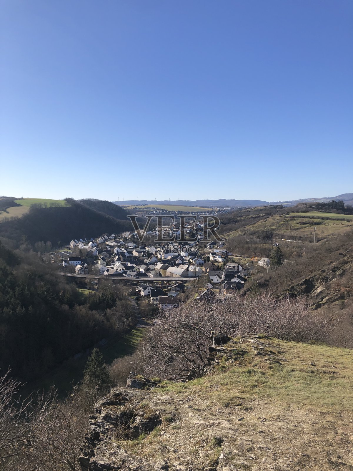 从徒步旅行的小径看山谷中的城市照片摄影图片