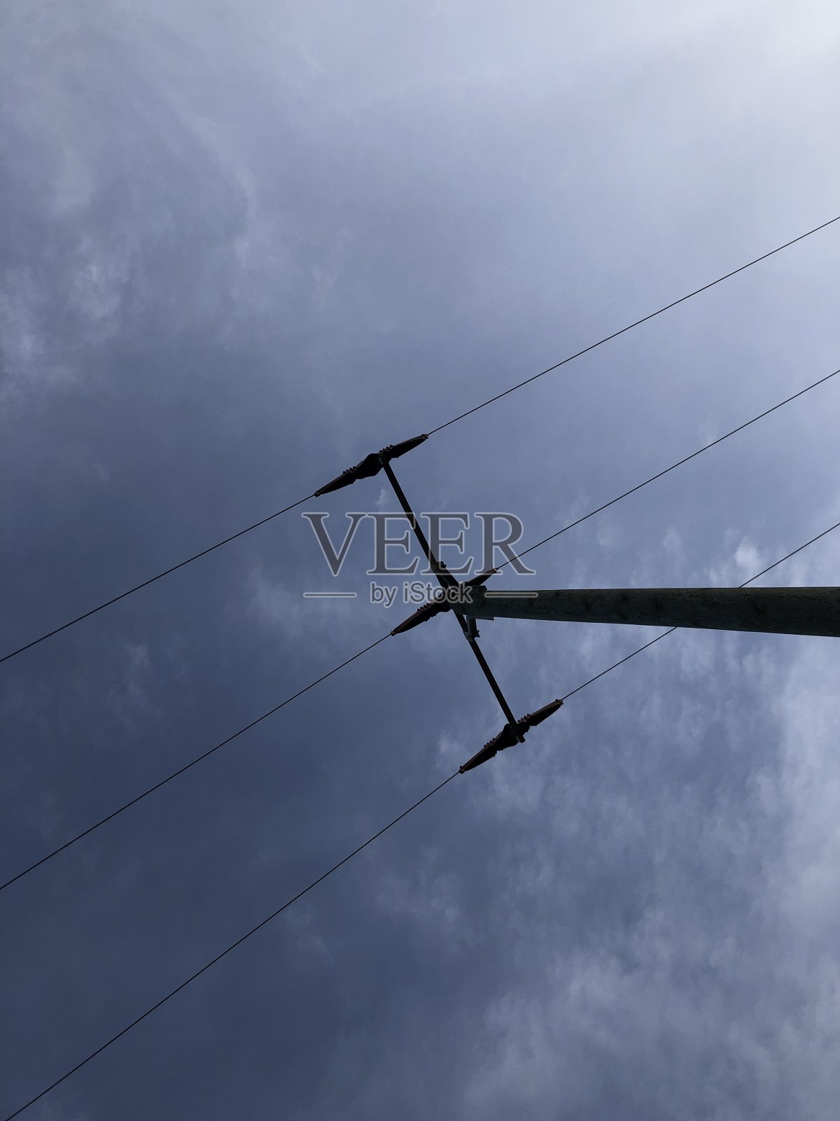 电线杆在蓬松的云前面照片摄影图片