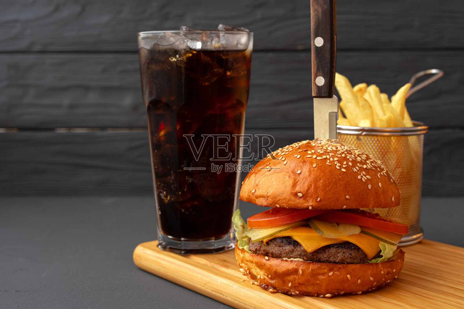 美味的汉堡上的黑色木制背景近距离照片摄影图片