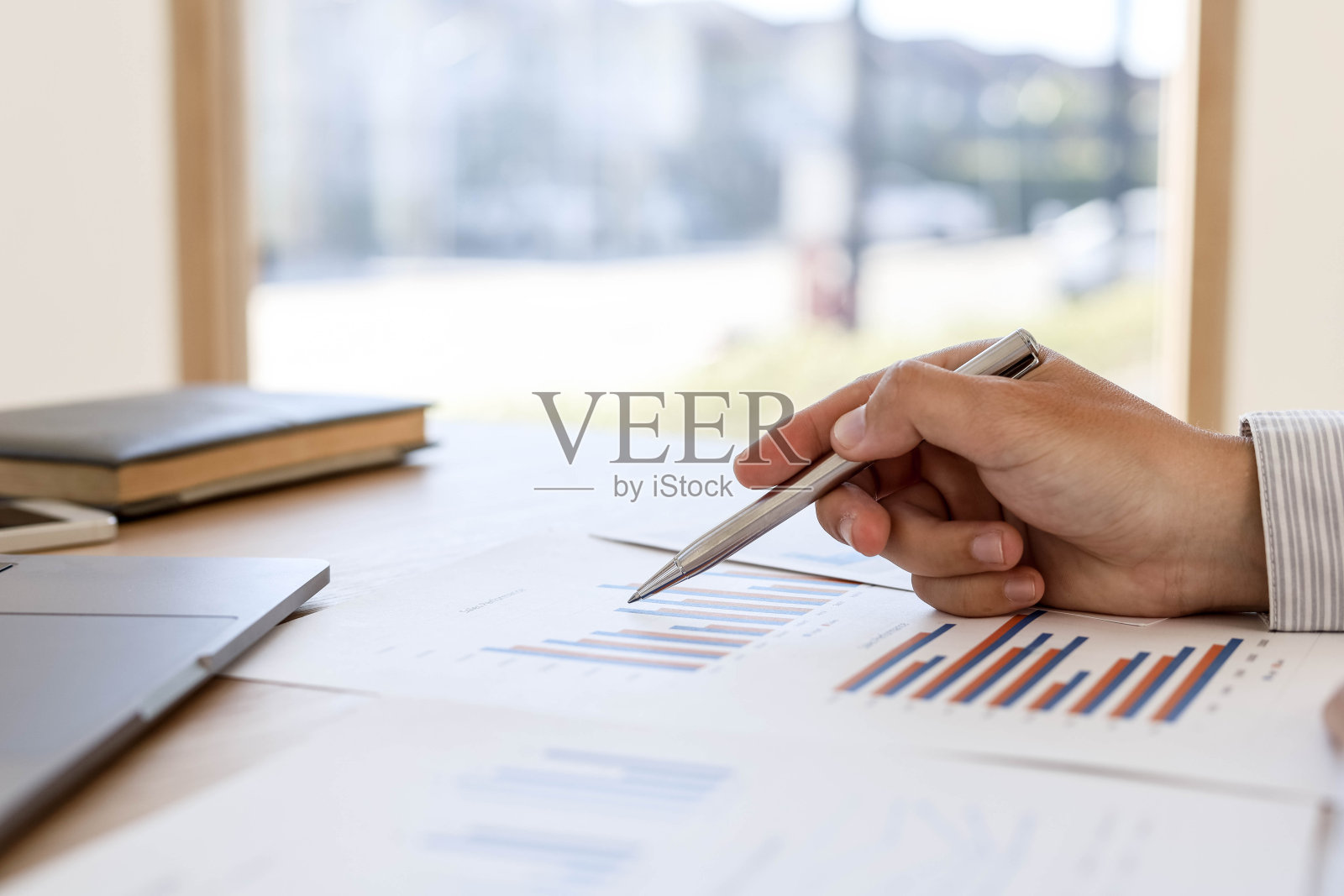 经理正在他的办公室里审阅每月的销售报告。照片摄影图片