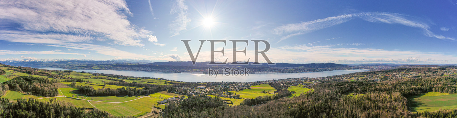 夏日的苏黎世湖，阳光下的云朵照片摄影图片