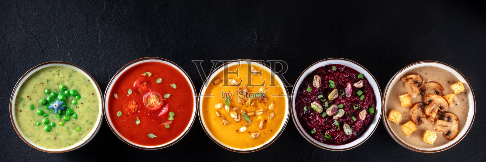 素食汤全景标题与copyspace。植物奶油汤照片摄影图片