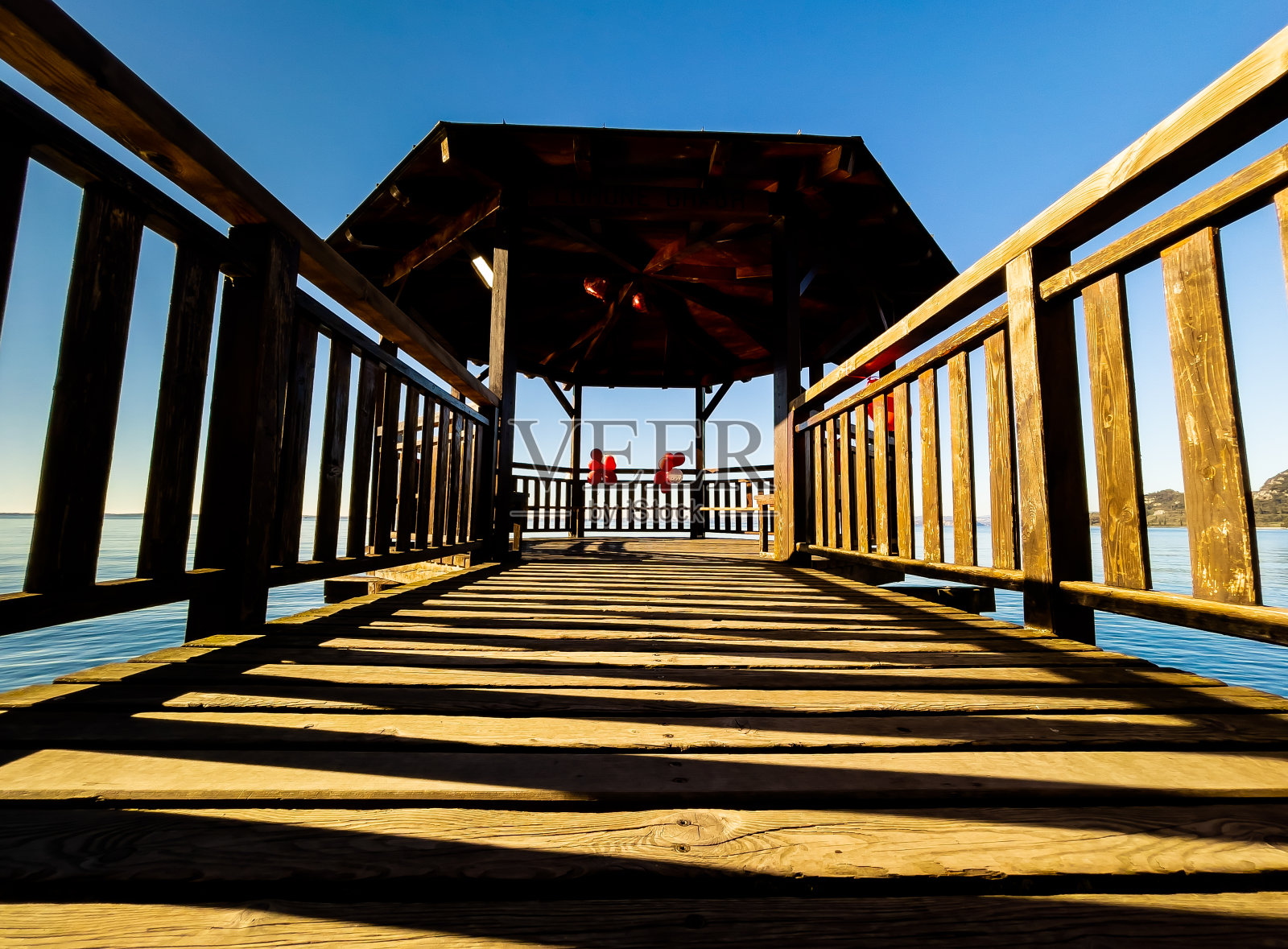 加尔达湖沿岸的美景。照片摄影图片