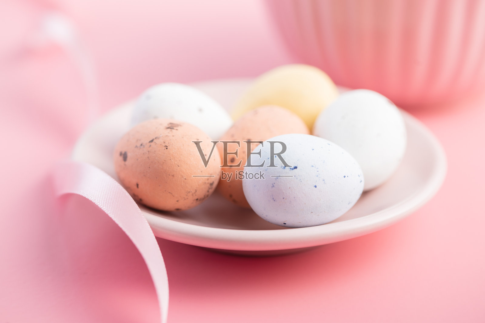 五颜六色的巧克力复活节彩蛋。甜蜜的糖果蛋照片摄影图片