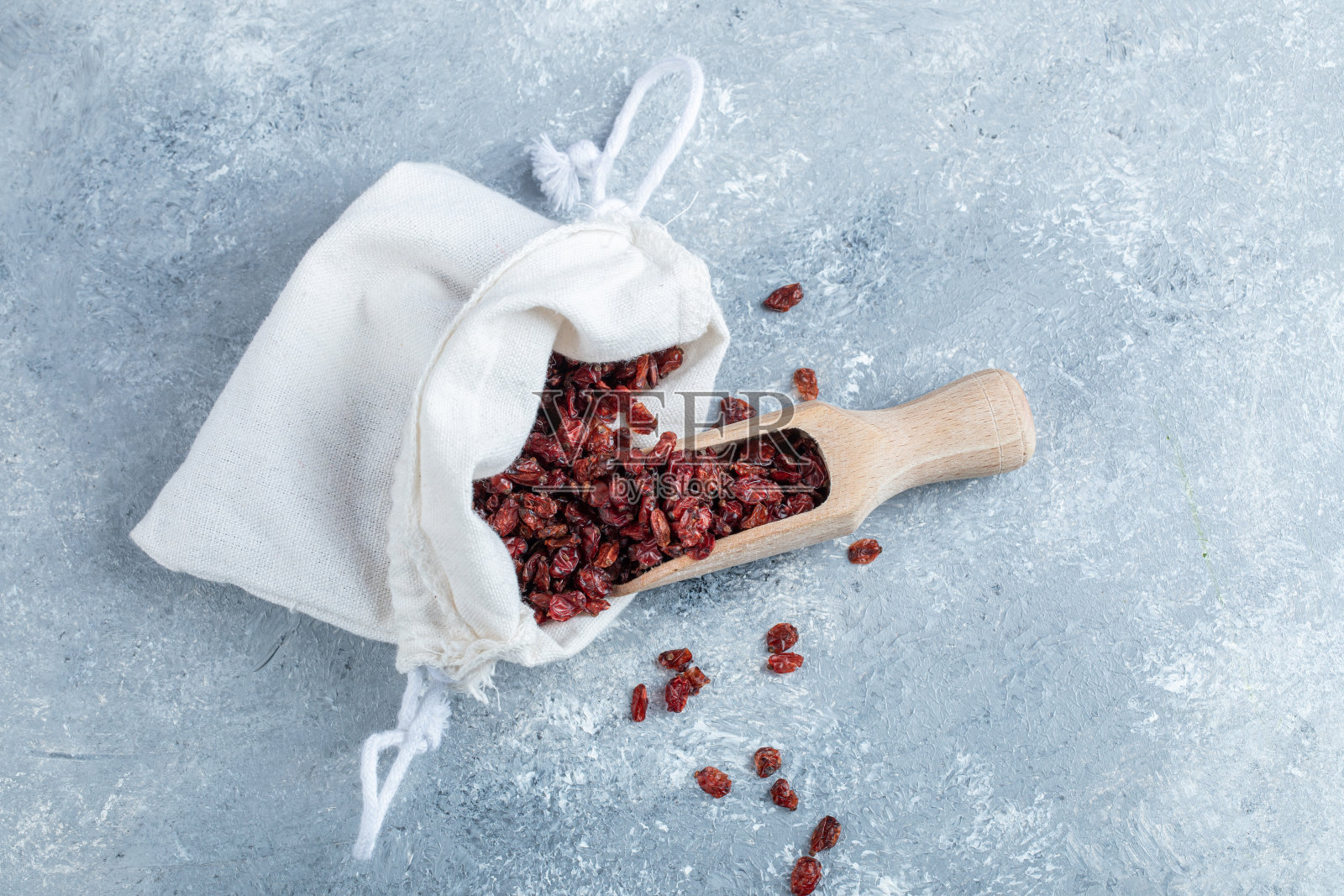 一个装满蔓越莓干的木勺照片摄影图片