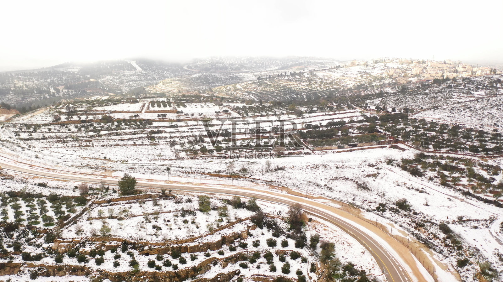 雪中耶路撒冷高山航拍景观照片摄影图片
