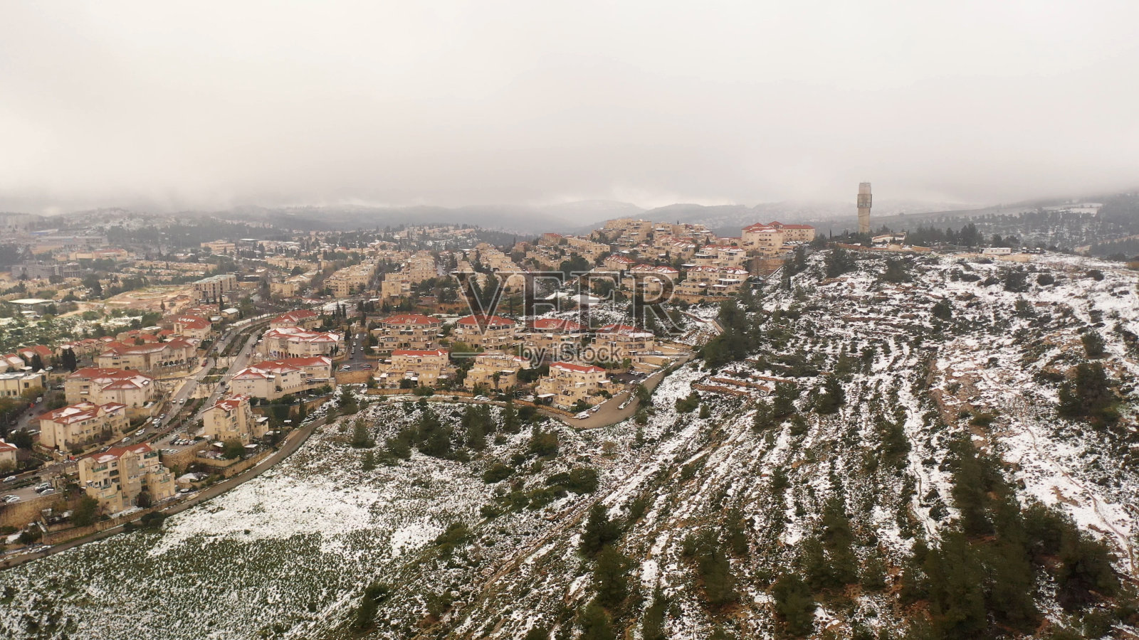 雪中耶路撒冷红色屋顶鸟瞰图照片摄影图片