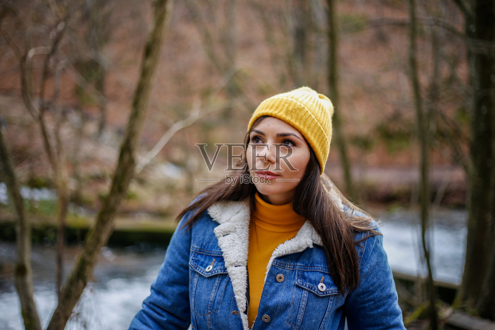女孩旅行者爬上瀑布的石头，积极的徒步旅行库存照片照片摄影图片